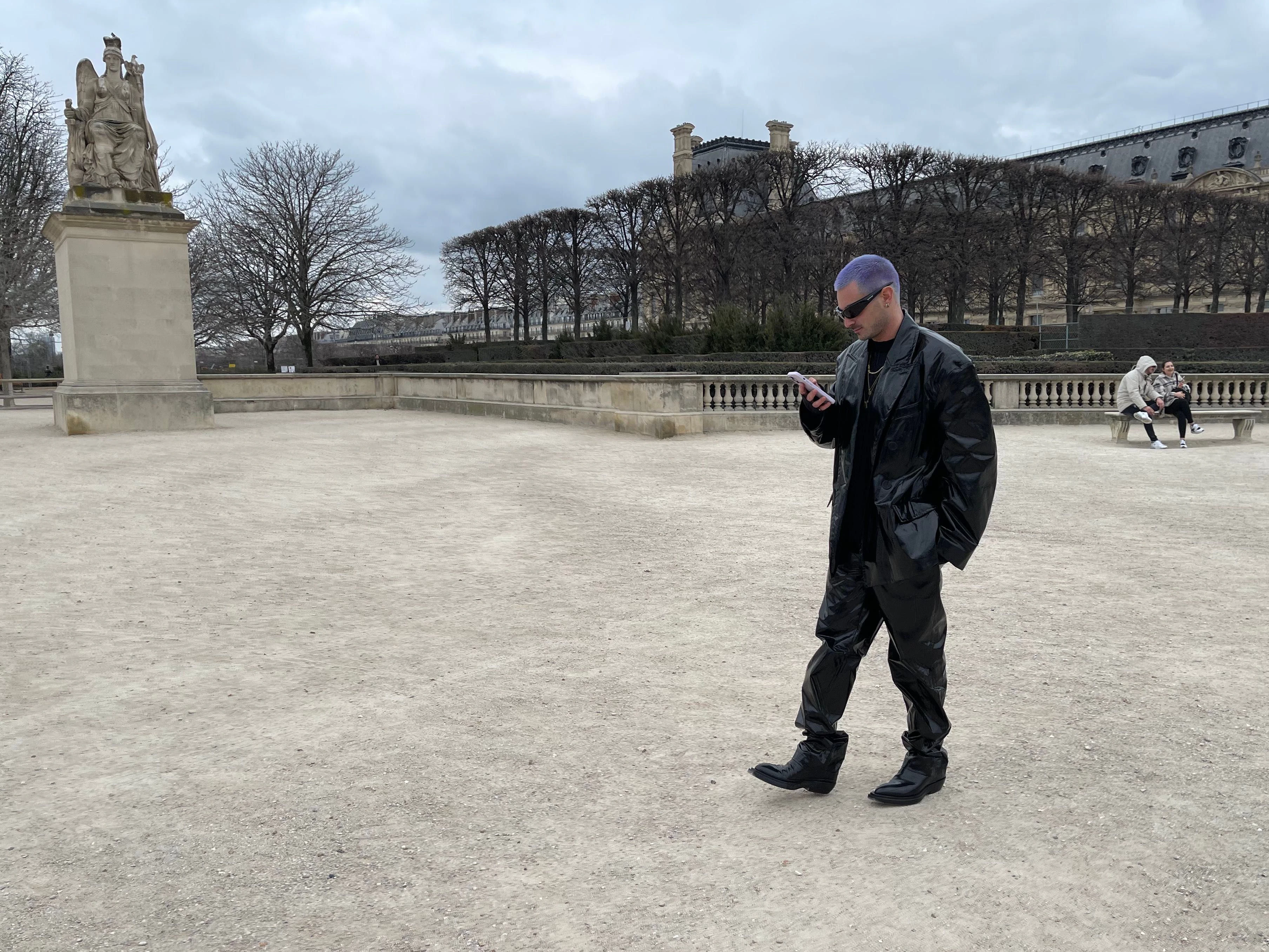 Der typische Balenciaga-Look bei einem Mann: Kurze Haare, schmale Sonnenbrille, Lederkluft und große Stiefel. Hier an dem italienischen Gast Francesco Lo Monaco.