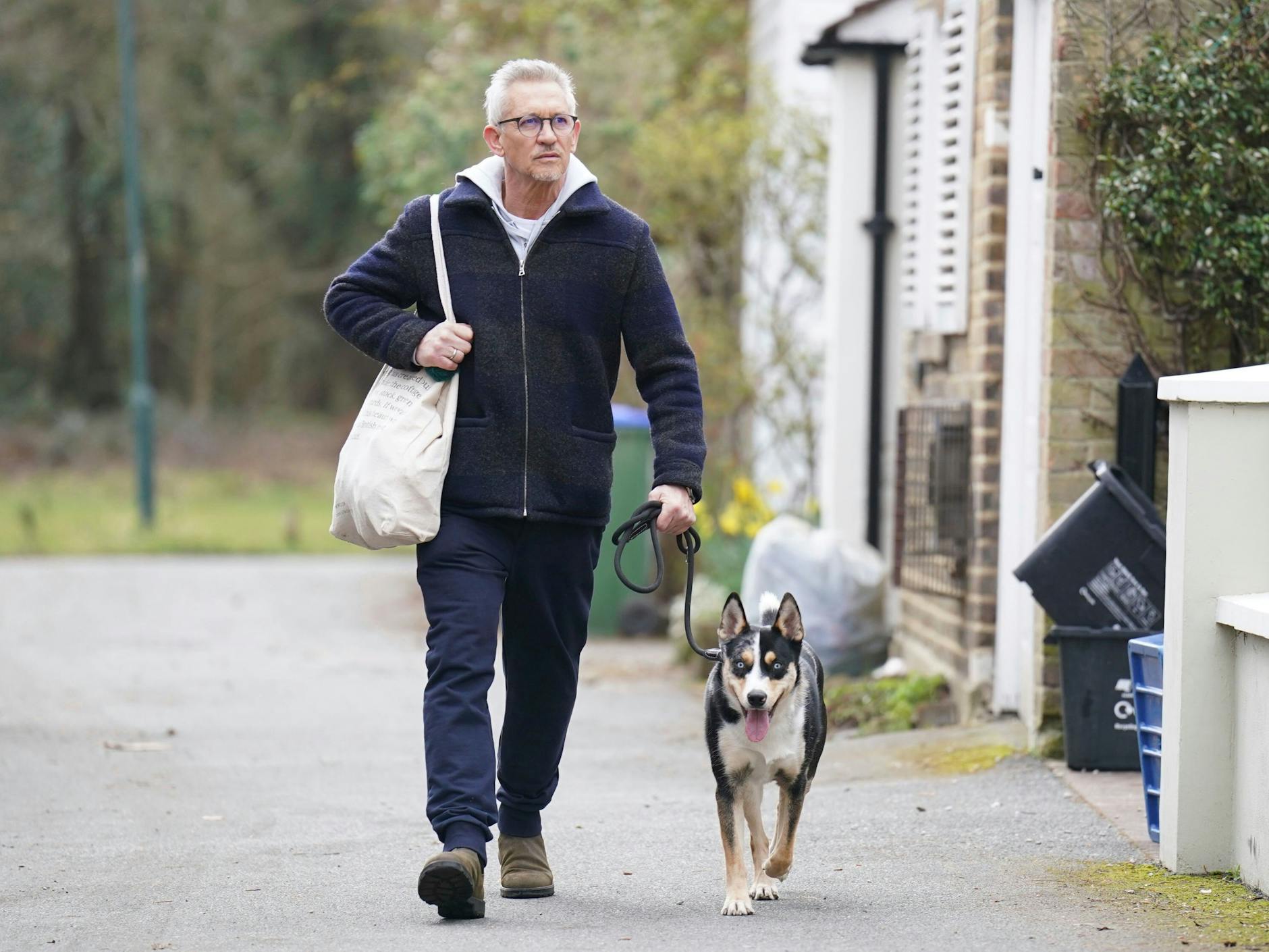 Der britische Fußballmoderator Gary Lineker kehrt nach einem Spaziergang mit seinem Hund nach Hause zurück. Montag, 13. März 2023, in London. 