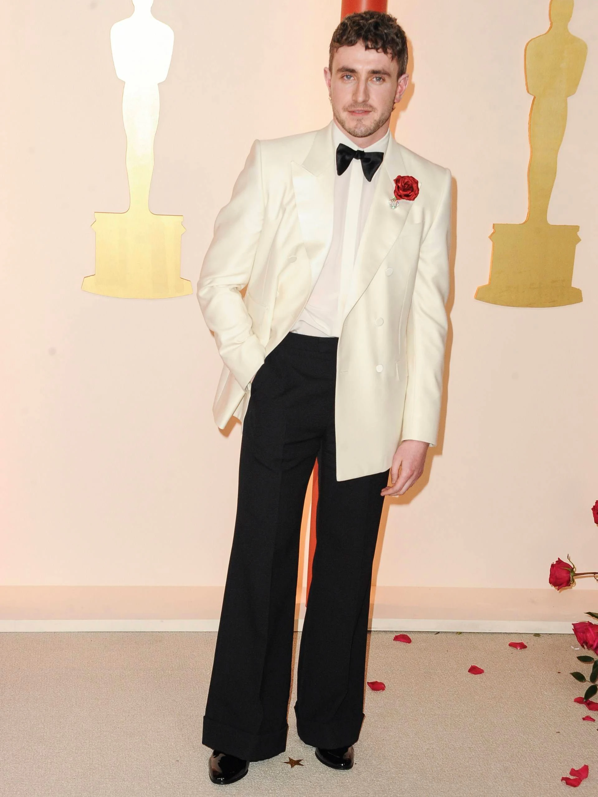 <strong>Top:</strong> Sicherlich hätte ein Oscar Paul Mescals Abend noch das Krönchen aufgesetzt. Gewinnen konnte der als Bester Schauspieler in einer Hauptrolle für „Aftersun“ nominierte Mescal das Goldmännchen allerdings nicht. Trotzdem sollte Mescal nicht allzu traurig sein: Modisch nämlich gehört der Schauspieler zu den Gewinnern des Abends. Sein Ensemble aus schwarzer ausgestellter Hose und cremefarbenem Jackett im ganz dezenten Oversize-Schnitt kommt von Gucci. Und es steht ihm wirklich fantastisch.