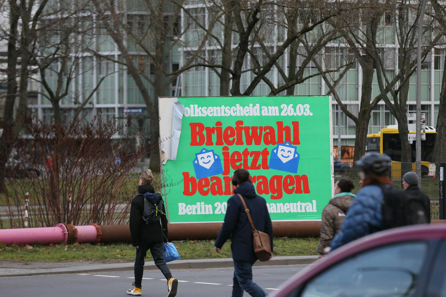 Die Initiatoren des Volksentscheids „Klimaneustart“ werben dafür, dass man jetzt die Unterlagen für die Briefwahl beantragt.