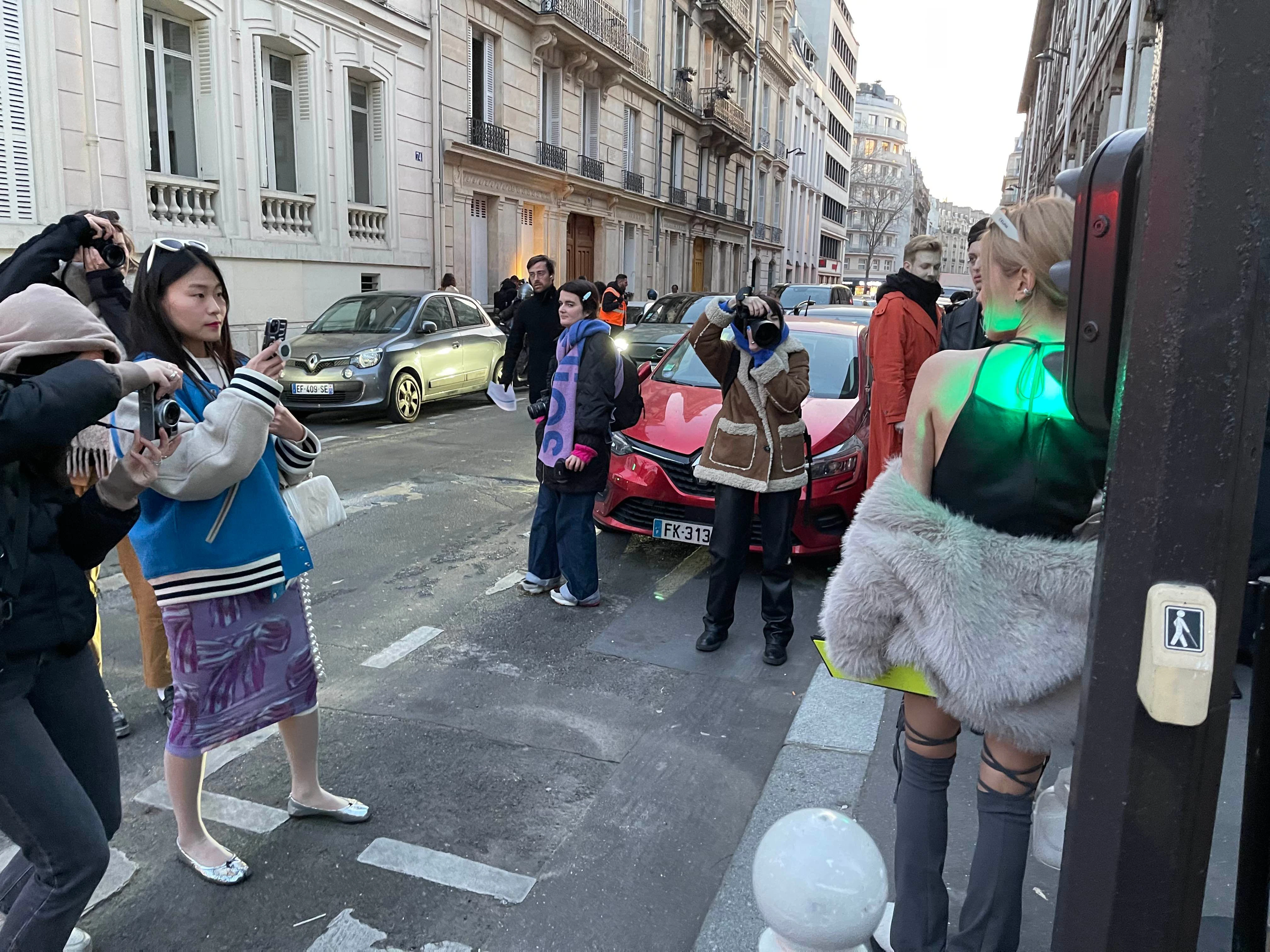 Auch wenn am Tag der Acne-Studios-Show eisige Temperaturen in Paris herrschten, zogen die meisten Street-Style-Enthusiasten blank.