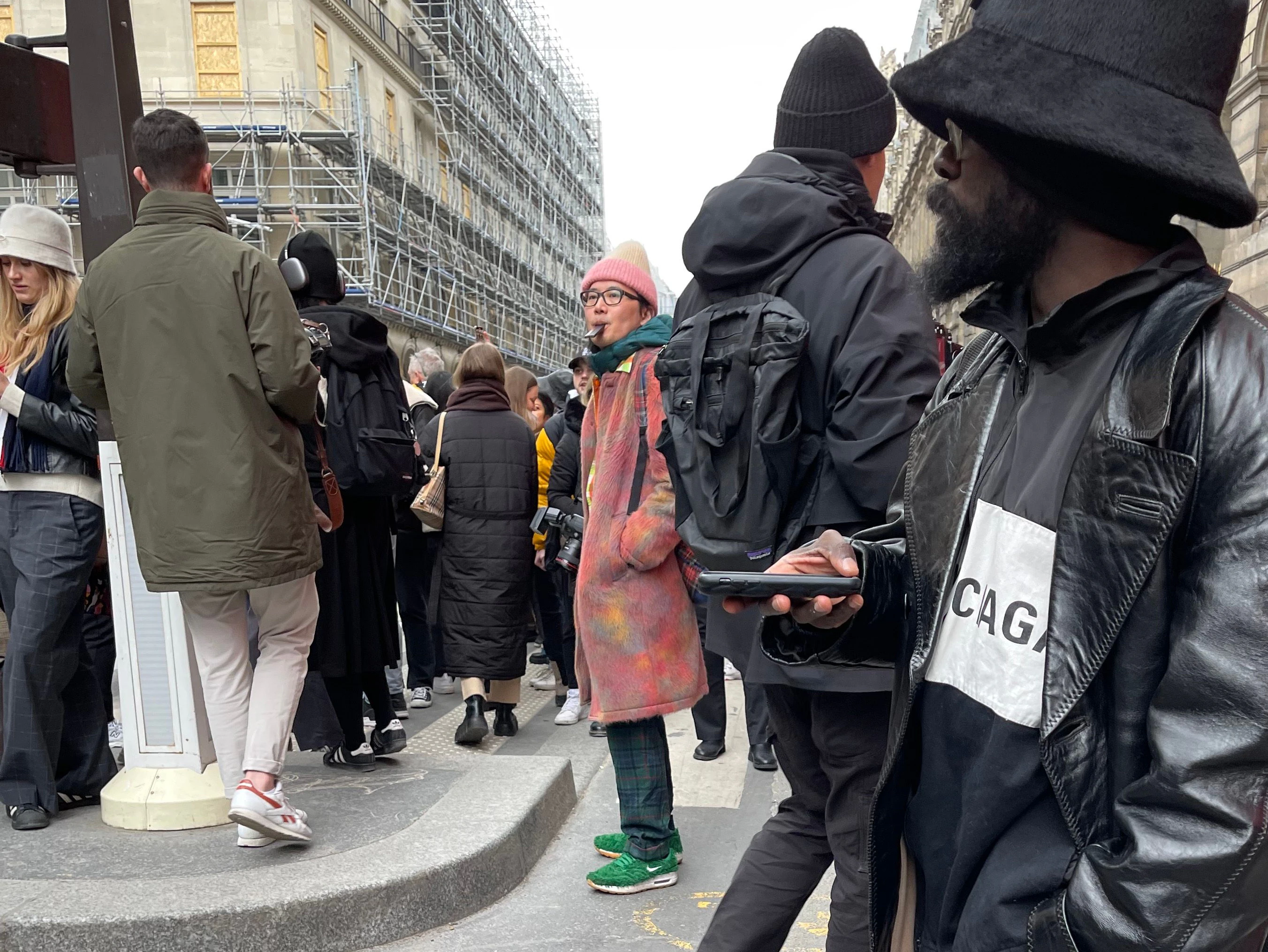 Der Vogue-Fotograf Phil Oh (mittig) pfeift sich auch gerne mal die Fotomotive ran.