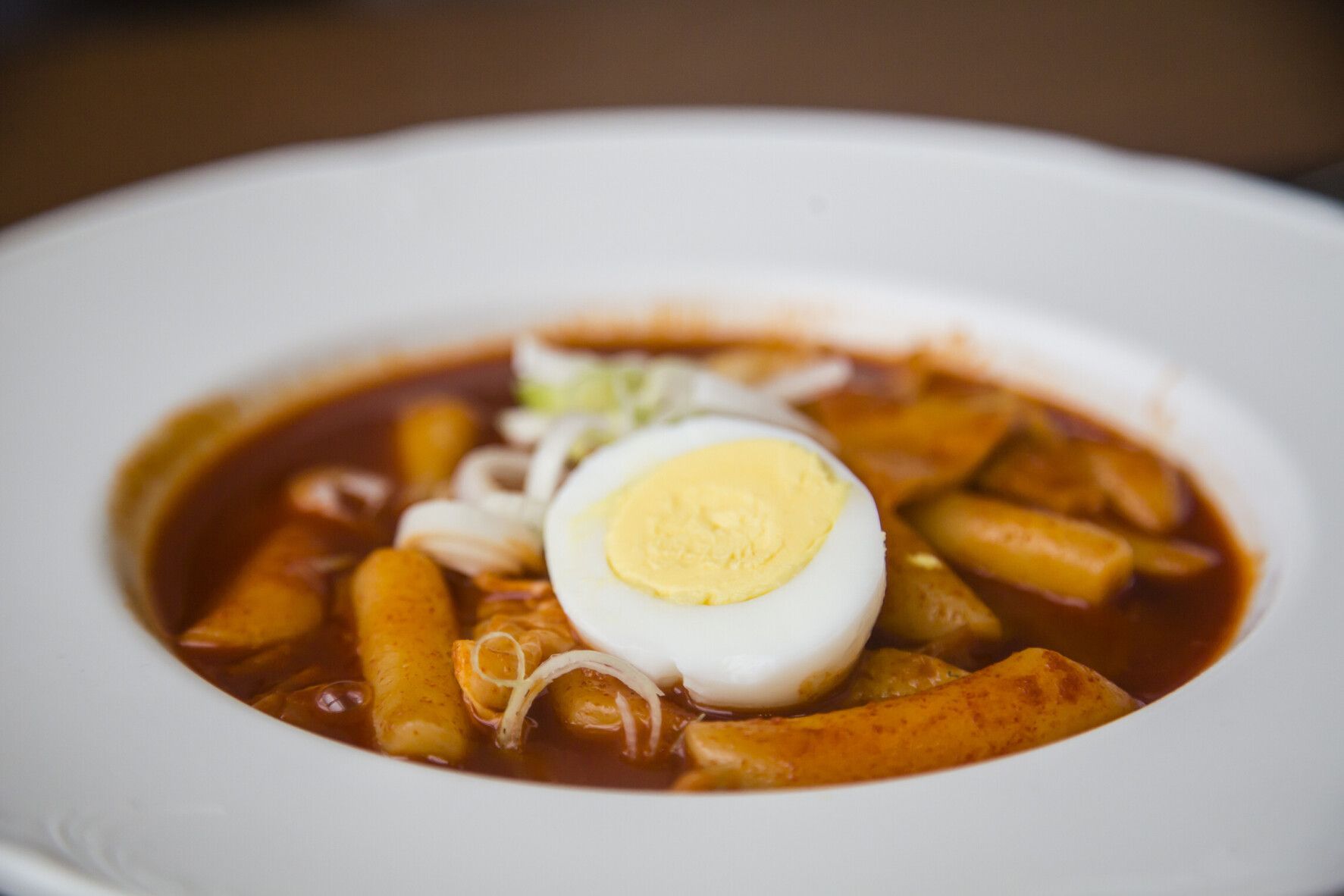 Rezept für koreanisches Tteokbokki: Reiskuchen mit gekochten Eiern