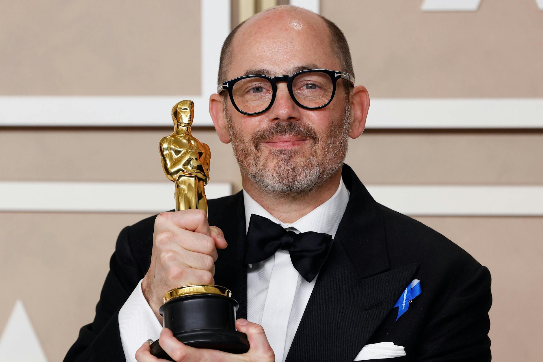 Bester internationaler Film: Regisseur Edward Berger mit seinem Oscar für „Im Westen nichts Neues“.