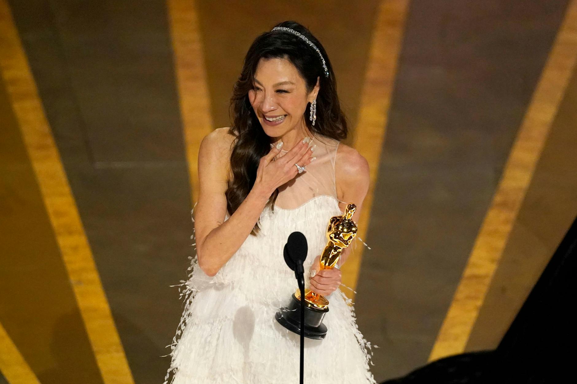 Als erste Asiatin für die beste Hauptdarstellung ausgezeichnet: Michelle Yeoh in „Everything Everywhere All at Once“.