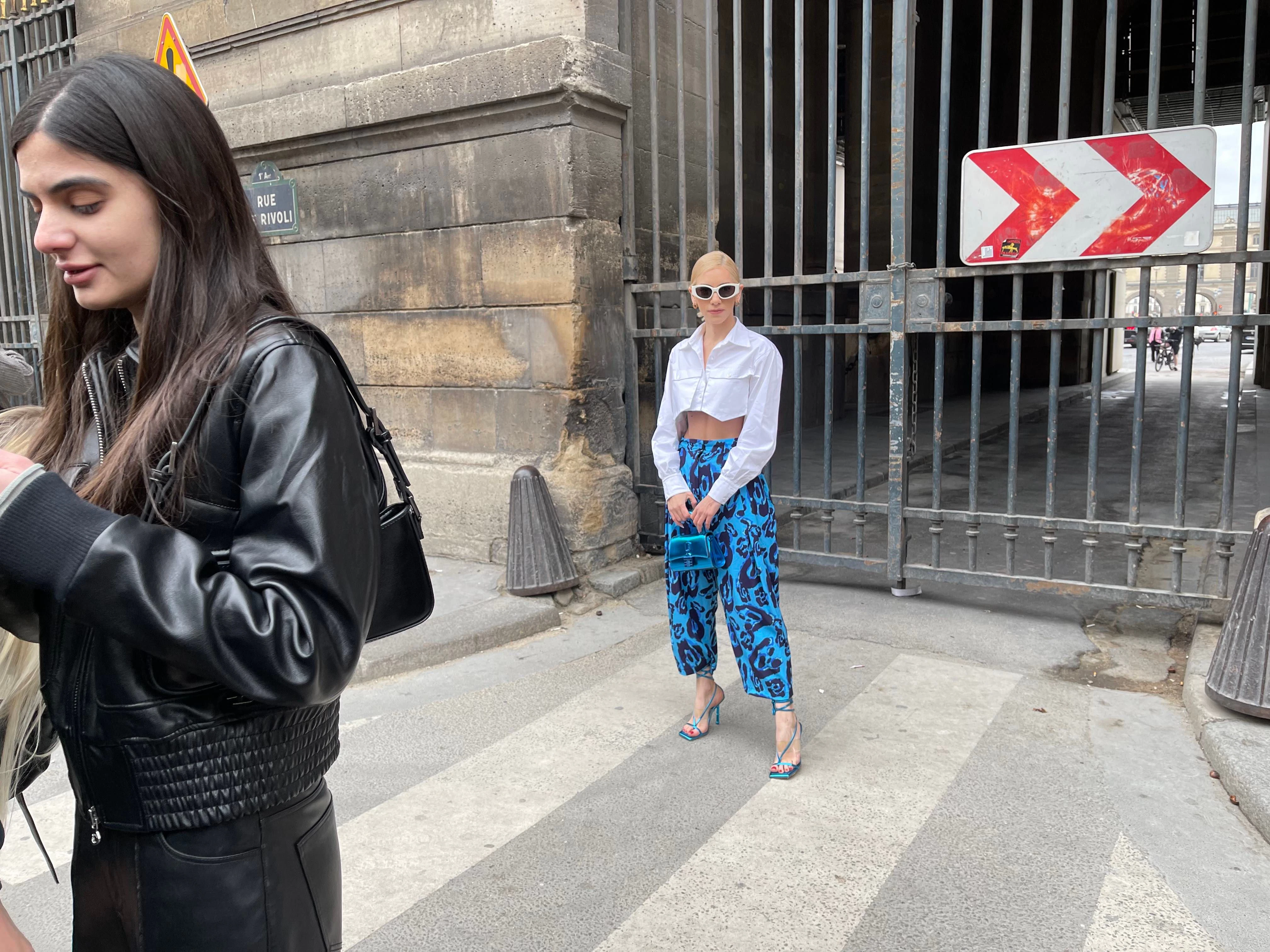 Ein elegantes Blau-Weiß-Ensemble aus bauchfreiem Top und nackten Füßen.