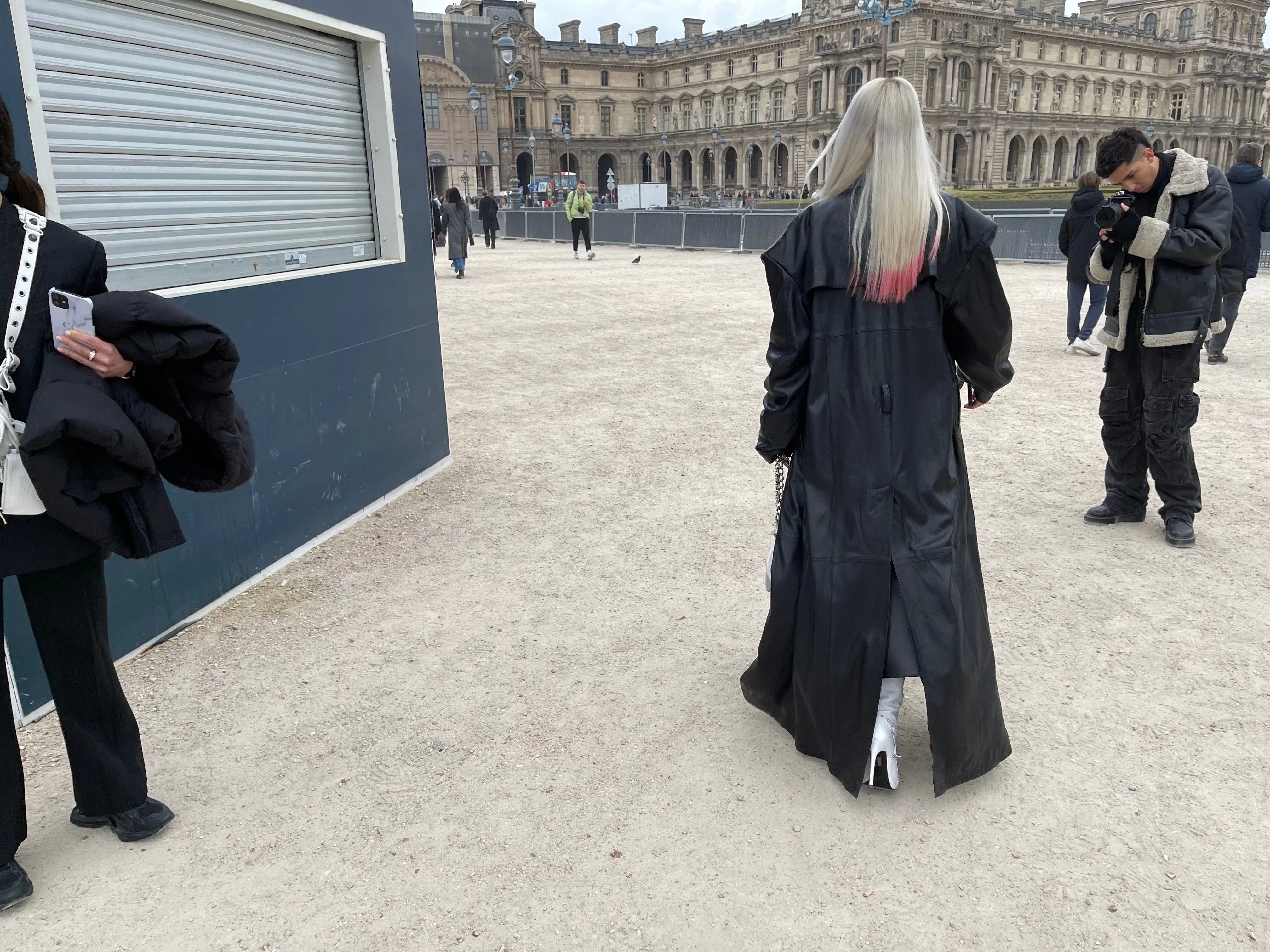 Rote Spitzen an graublondem Haar, dazu ein Leder-Trench. Diese Parisienne ist etwas härter unterwegs.