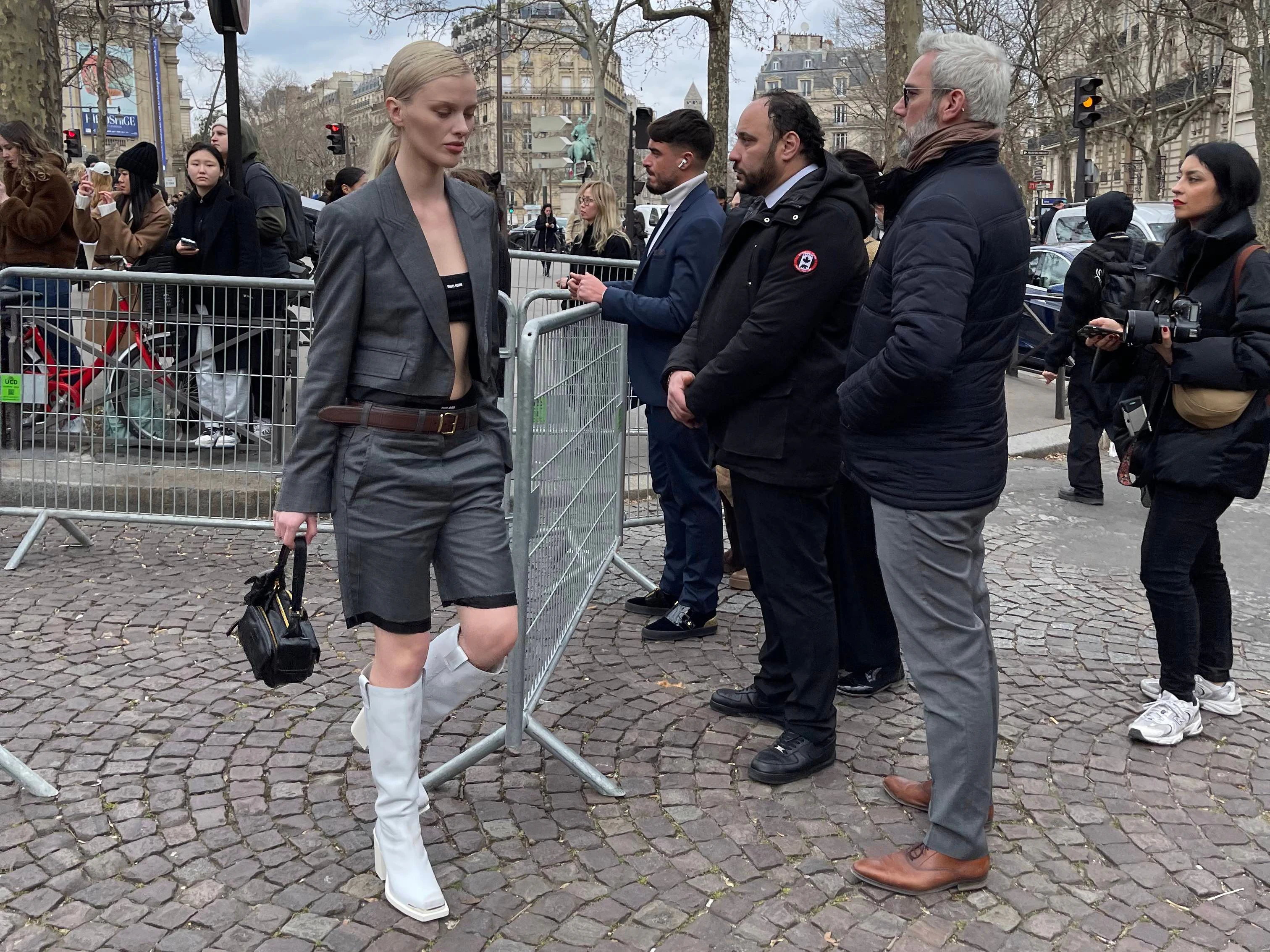 Eine Besucherin der Miu-Miu-Show verlässt die Location.
