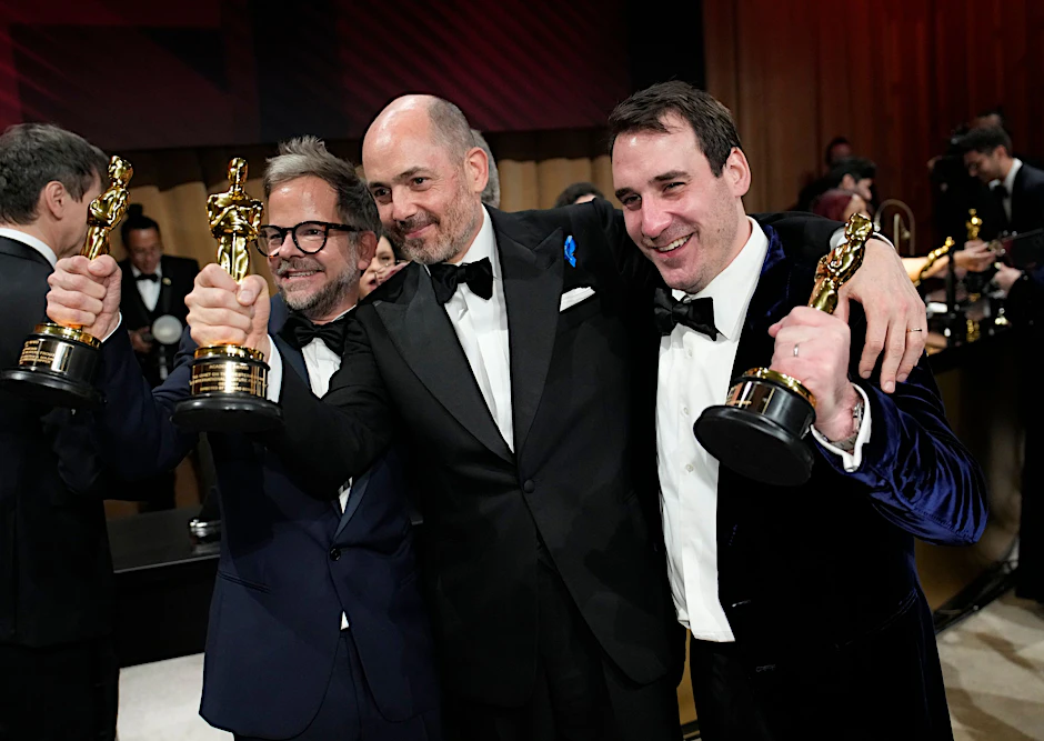 Der Antikriegsfilm „Im Westen nichts Neues“ des in Berlin lebenden Regisseurs Edward Berger (Mitte) gewann insgesamt vier Oscars.&nbsp;