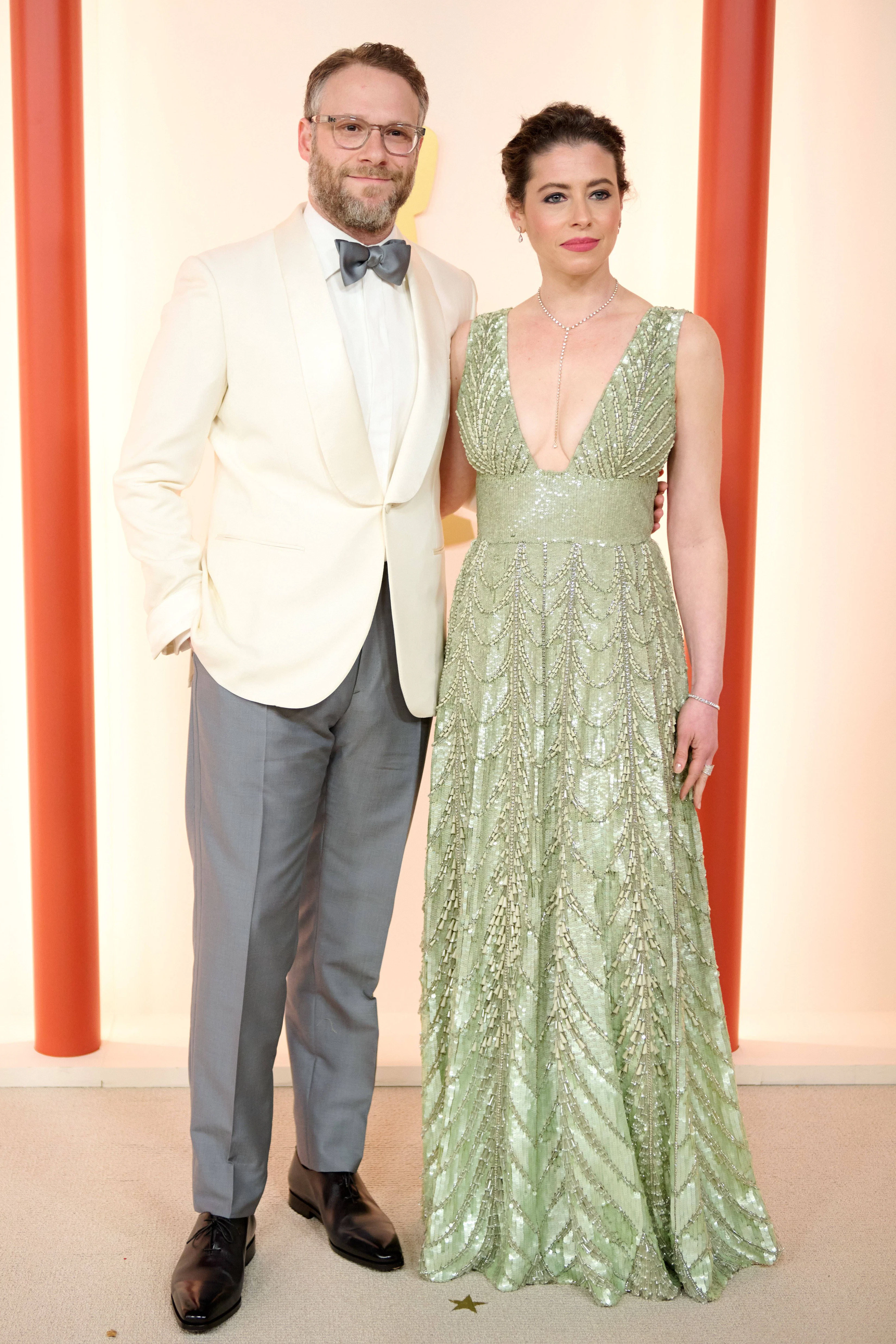 <strong>Top:</strong> Sie sieht in ihrem salbeigrünen Abendkleid im Stil der glamourösen 1920er schon mal hervorragend aus. Er allerdings stiehlt ihr in seiner wirklich gelungenen Aufmachung beinahe die Show: Komiker Seth Rogen, hier in Begleitung seiner Frau Lauren Miller, perfektioniert den Two-Tone-Look, einen Klassiker der festlichen Männergarderobe. Eben weil Rogen nicht einfach auf die Kombination aus Schwarz und Weiß baut, sondern mit Grau und Creme eine viel weniger offensichtliche Wahl trifft. Gut gemacht!