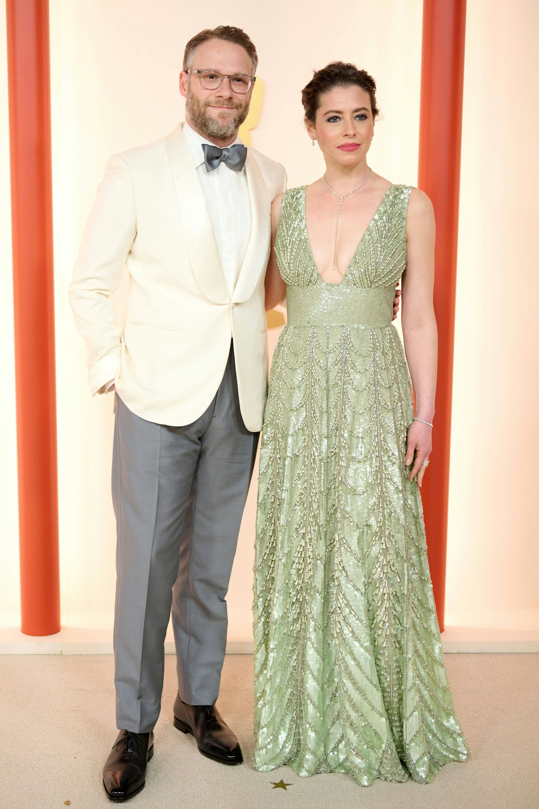 <strong>Top:</strong> Sie sieht in ihrem salbeigrünen Abendkleid im Stil der glamourösen 1920er schon mal hervorragend aus. Er allerdings stiehlt ihr in seiner wirklich gelungenen Aufmachung beinahe die Show: Komiker Seth Rogen, hier in Begleitung seiner Frau Lauren Miller, perfektioniert den Two-Tone-Look, einen Klassiker der festlichen Männergarderobe. Eben weil Rogen nicht einfach auf die Kombination aus Schwarz und Weiß baut, sondern mit Grau und Creme eine viel weniger offensichtliche Wahl trifft. Gut gemacht!