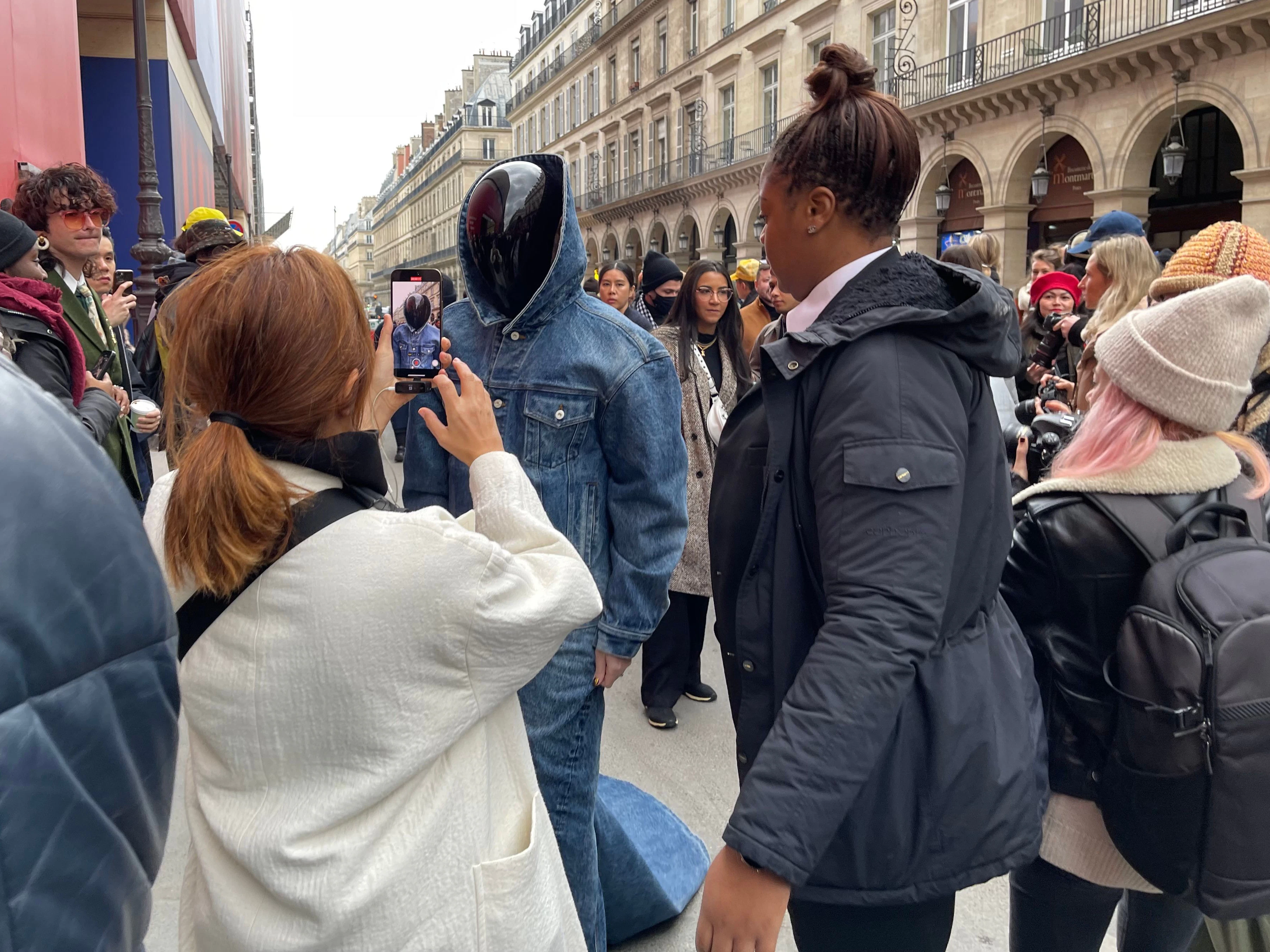 Frederik Robertsson ist in Schweden für seine exzentrischen Street-Style-Auftritte bekannt. Hier erscheint er in einer Balenciaga-Jeansrobe sowie einer Maske, die Balenciaga in Zusammenarbeit mit Mercedes entwickelt hat.