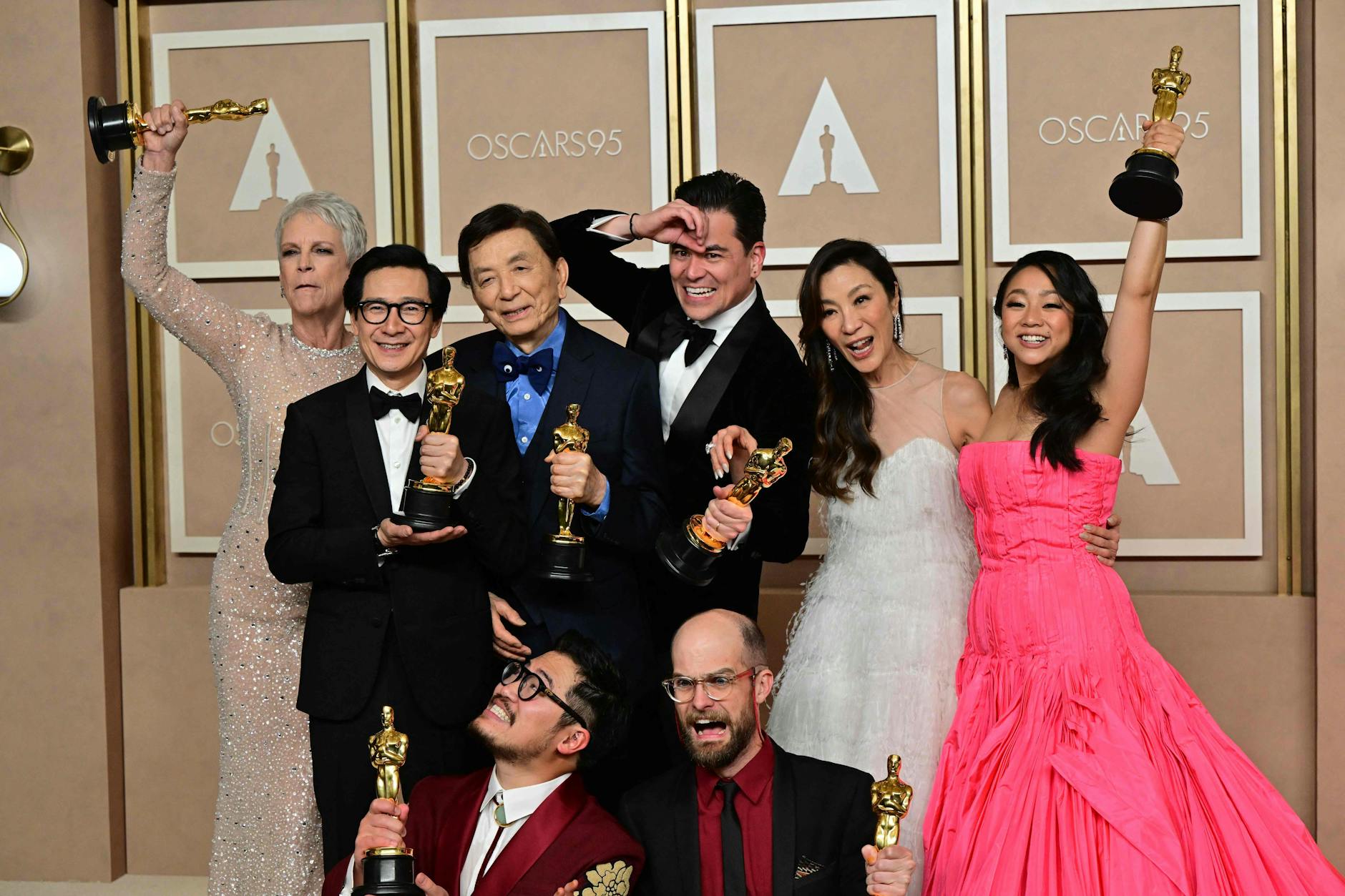 Glücklich über sieben Oscars: Das Team von „Everything Everywhere All at Once“.