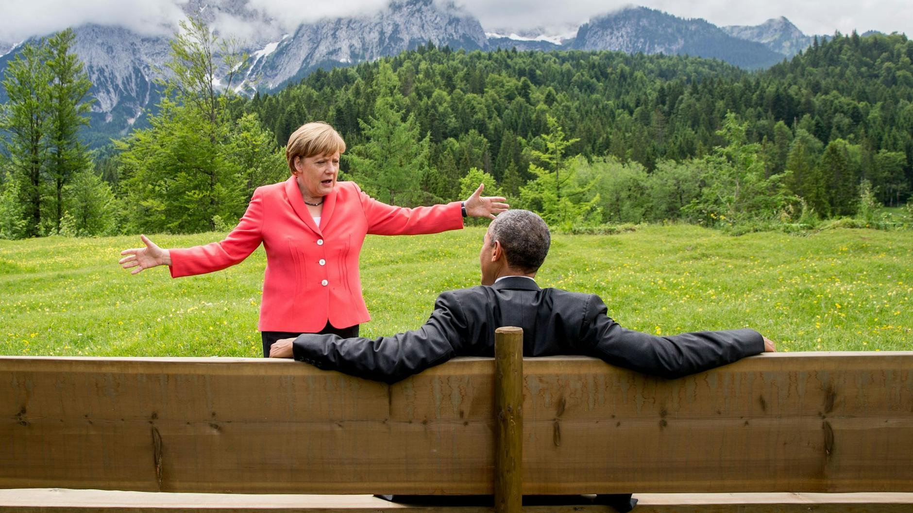 Zwei ehemalige Politiker, die inzwischen auch als Ermittler unterwegs sind, jedenfalls in der Literatur: Angela Merkel und Barack Obama. Hier 2015 bei der G7-Konferenz in Schloss Elmau vor der Wettersteinspitze.
