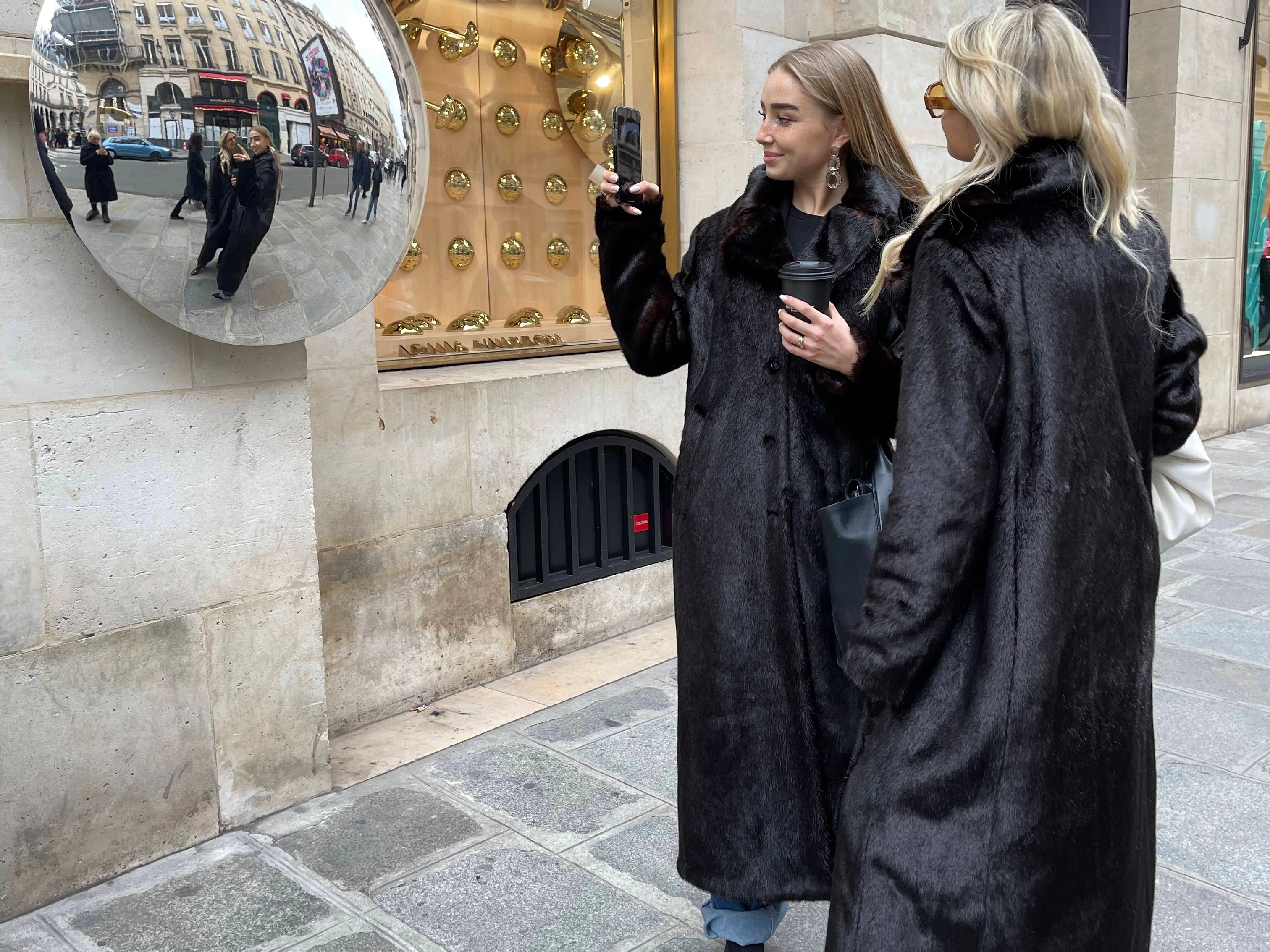 Lädt zu Selfies ein, die mit Hohlspiegeln verzierte Louis-Vuitton-Fassade.