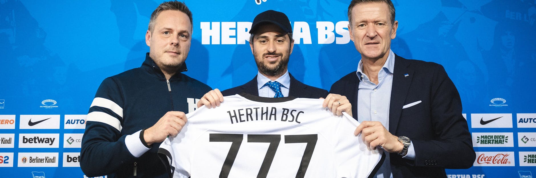 Präsident Kay Bernstein, 777-Partners-Chef Josh Wander und Hertha-Geschäftsführer Thomas Herrich präsentieren stolz ein Trikot, das die Zusammenarbeit von Hertha BSC mit Investor symbolisieren soll.