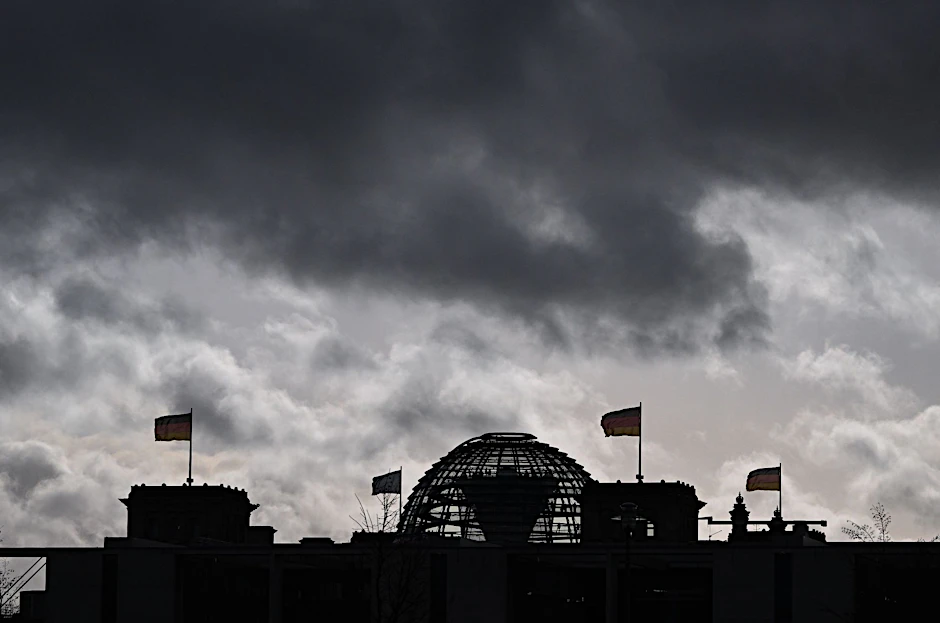 Dunkle Wolken über dem Reichstagsgebäude in Berlin.&nbsp;