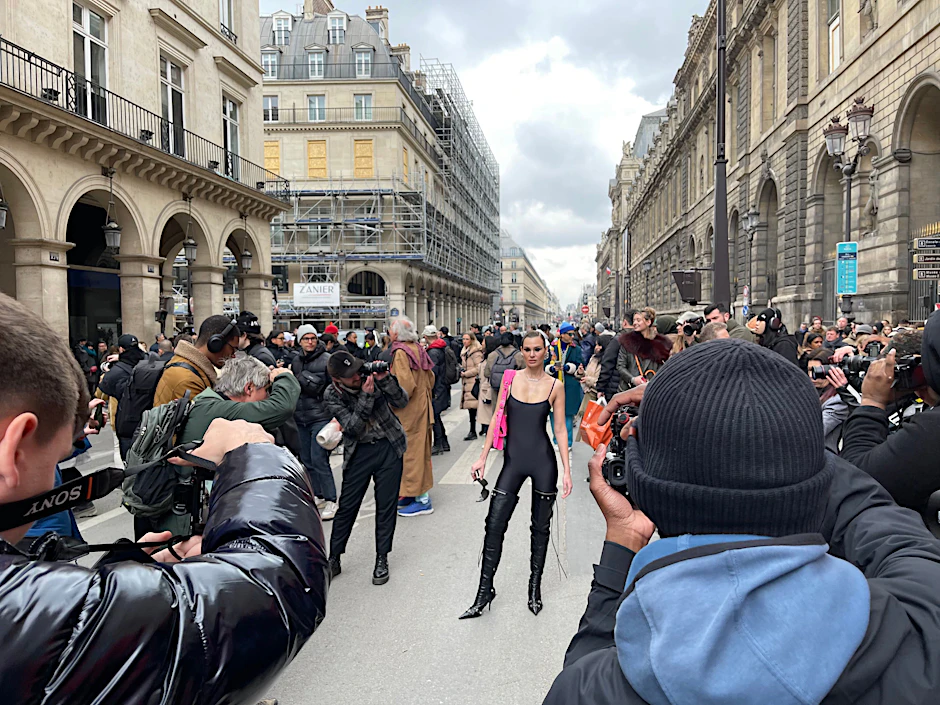 Als sich in Paris herumgesprochen hatte, wo die Balenciaga-Show stattfinden würde, kamen die Fotografen aus allen Himmelsrichtungen herbeigeströmt und knipsten bis die Linsen glühten.