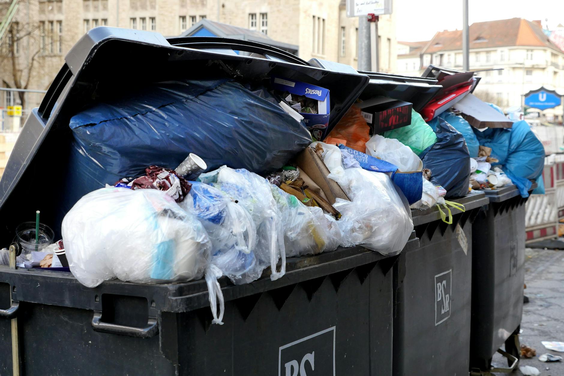 Die Müllcontainer quellen in Berlin über. Grund ist der Streik der Beschäftigten der Berliner Stadtreinigung.