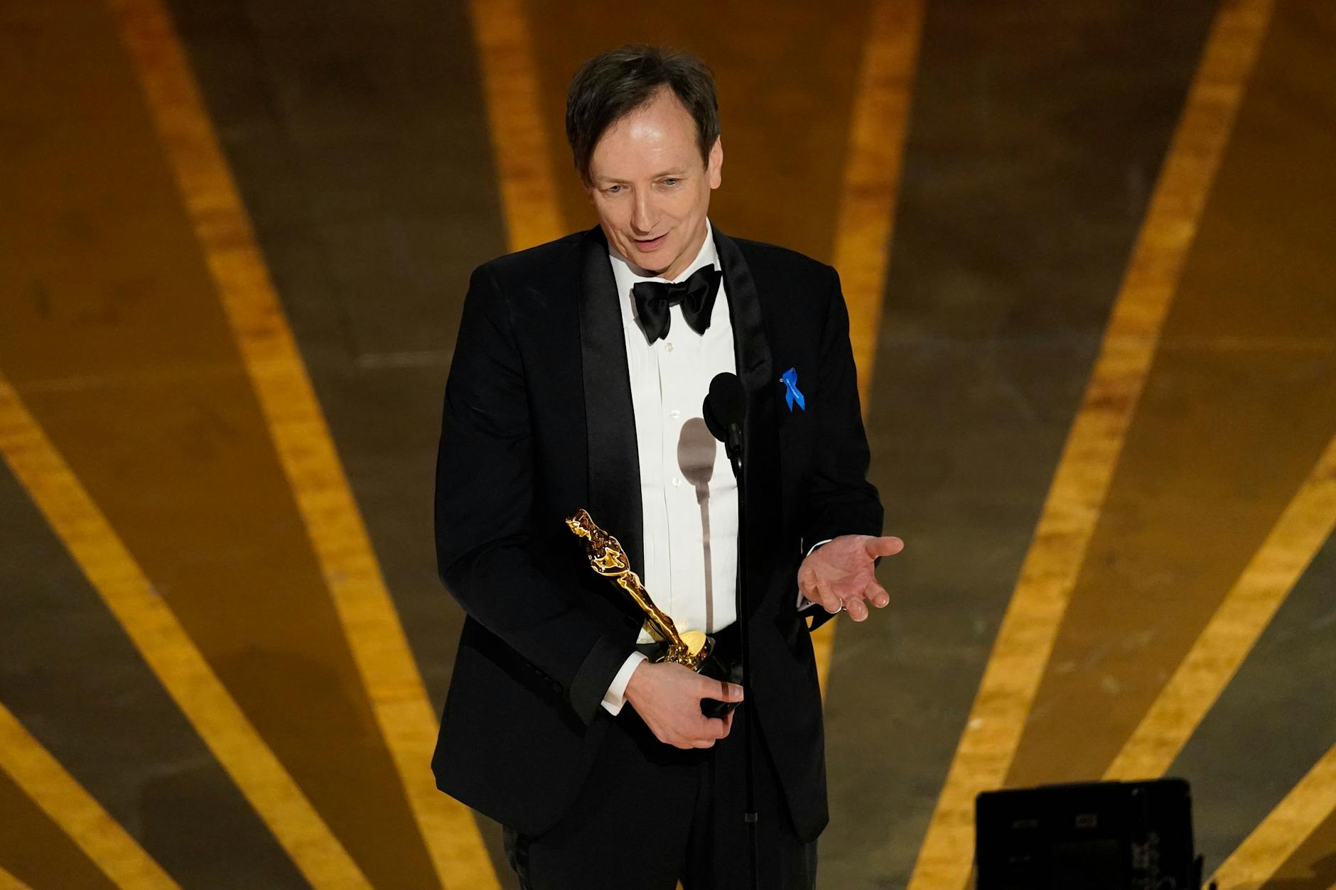 Volker Bertelmann erhält den Preis für die beste Filmmusik für „Im Westen nichts Neues“ bei der Oscar-Verleihung im Dolby Theatre in Los Angeles.