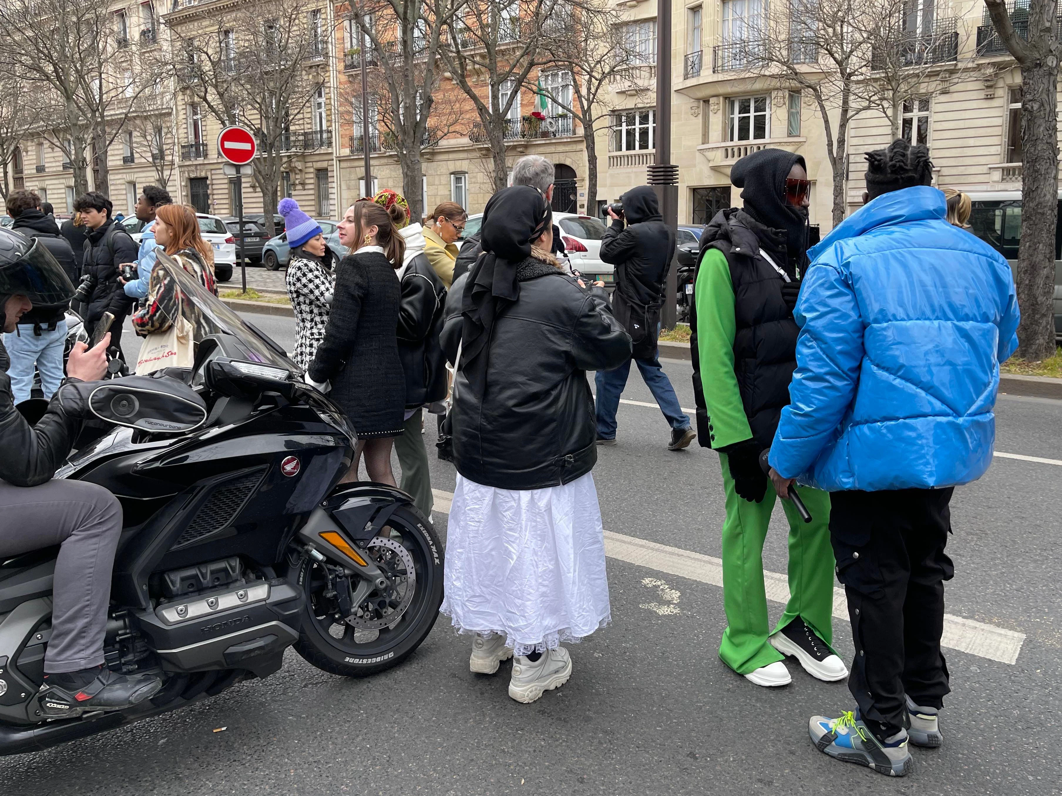 Ein Plausch am Straßenrand, gerade ist die Miu-Miu-Show zu Ende.