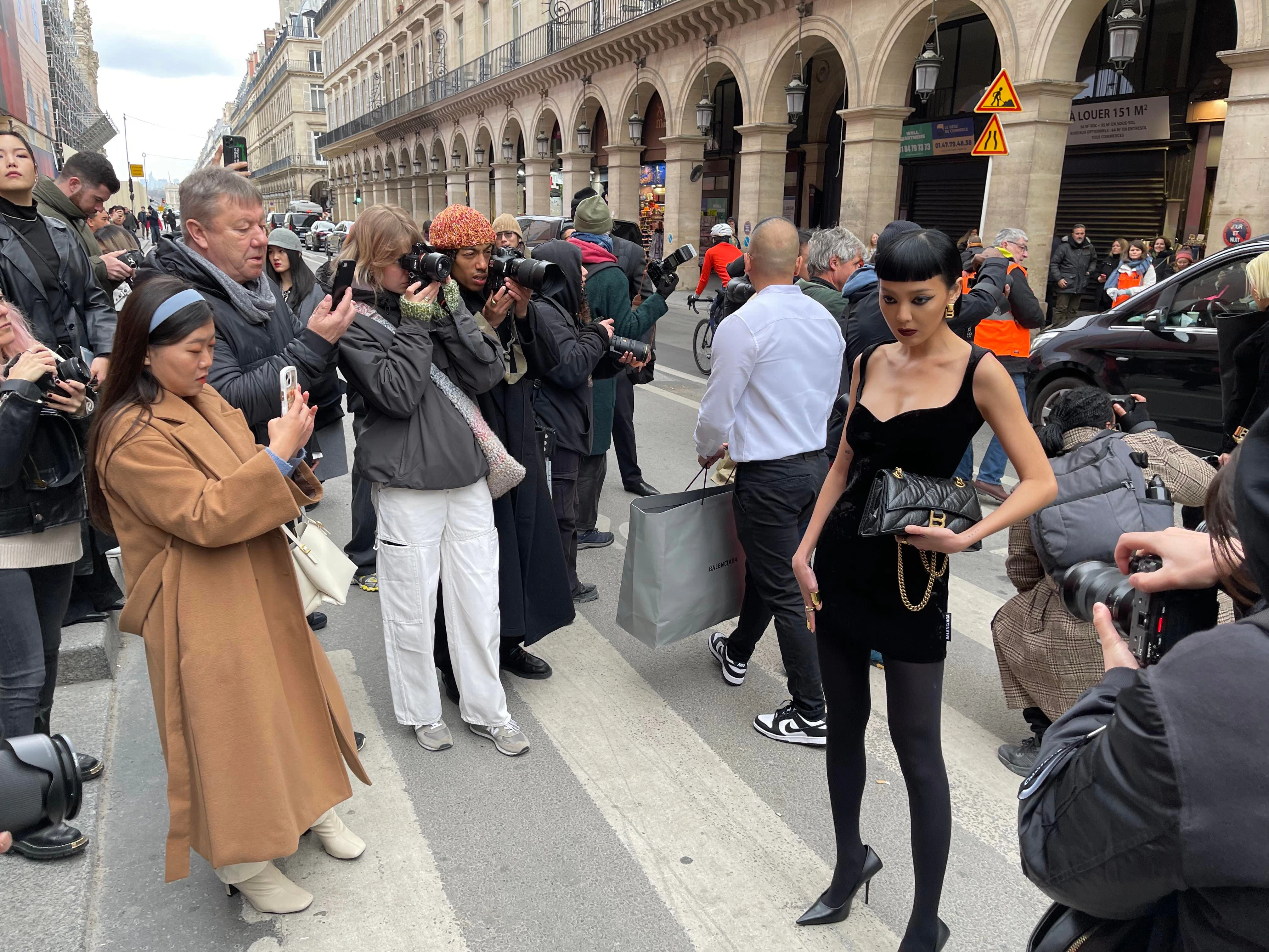 Elegante Pose mit Hourglass-Tasche von Balenciaga, dargeboten von Model und Social-Media-Star Kiwi Lee Han.
