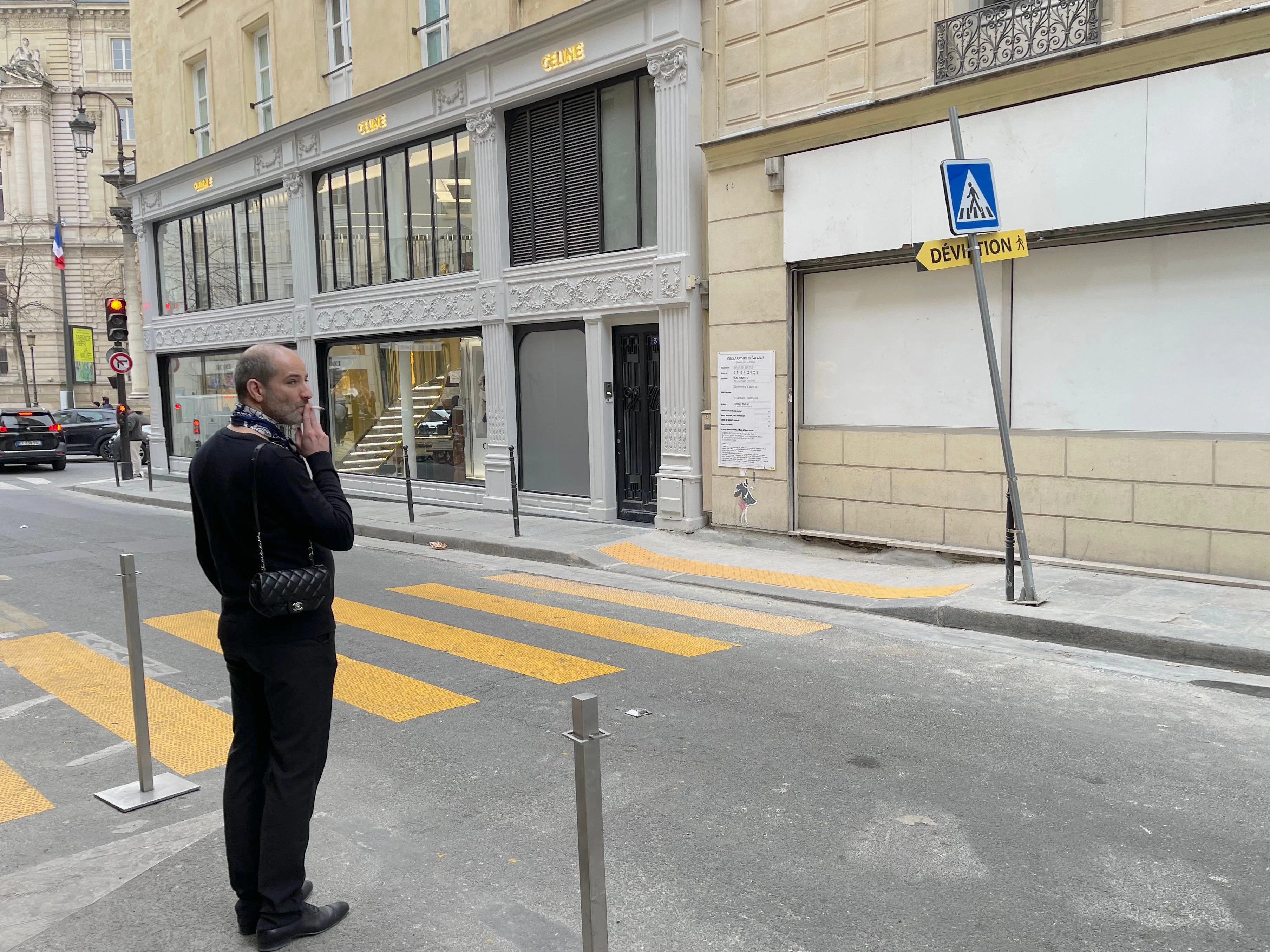 Auch schräg gegenüber der neuesten Céline-Boutique der Stadt, in der Rue Saint-Honoré, wird geraucht.
