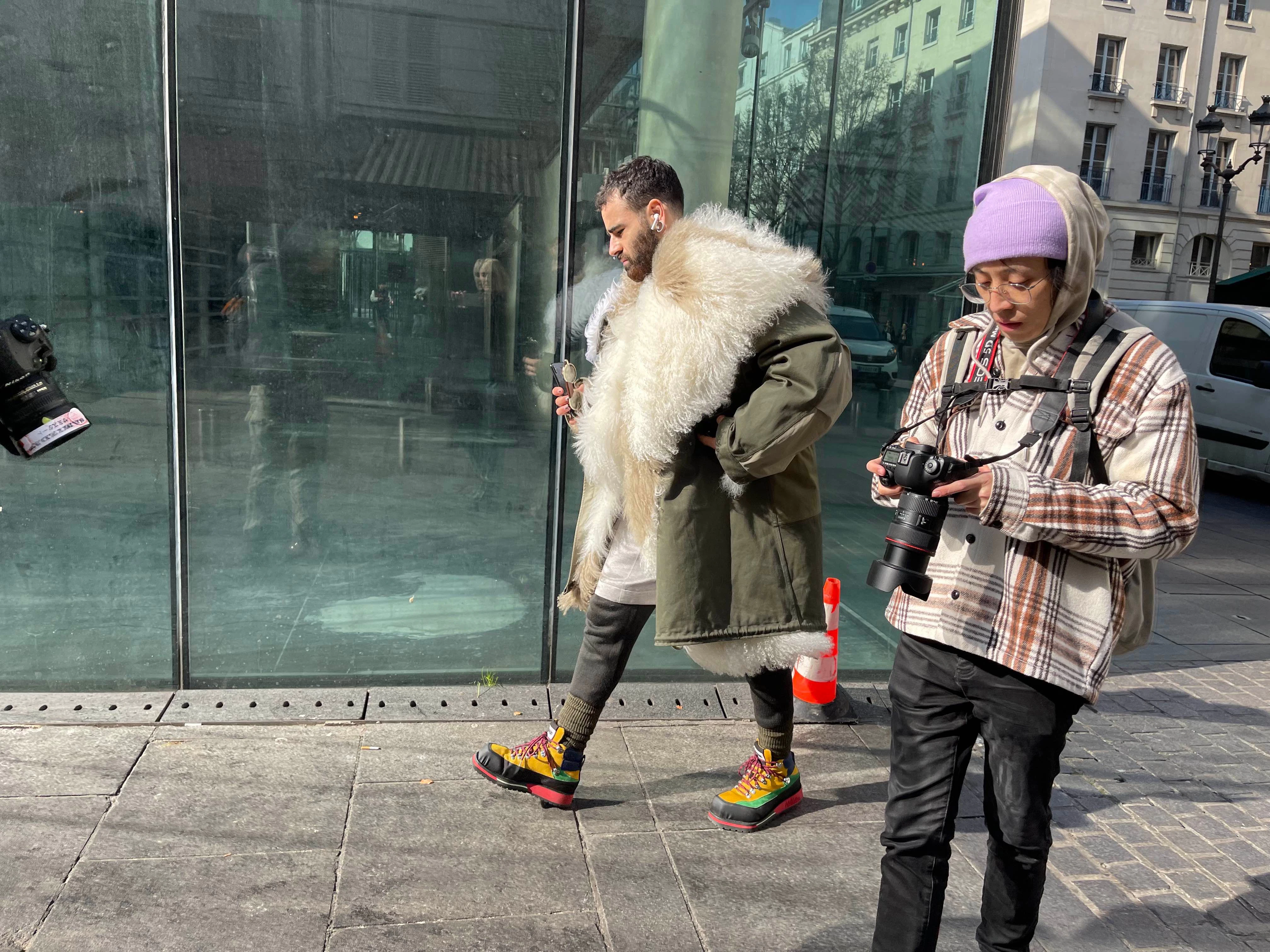 Dicke Jacke, bunte Schuhe.