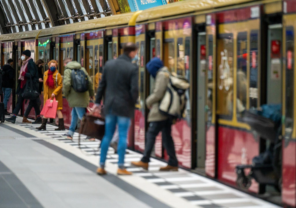Berlin: Exhibitionist entblößt sich in S-Bahn, Mann zieht Notbremse