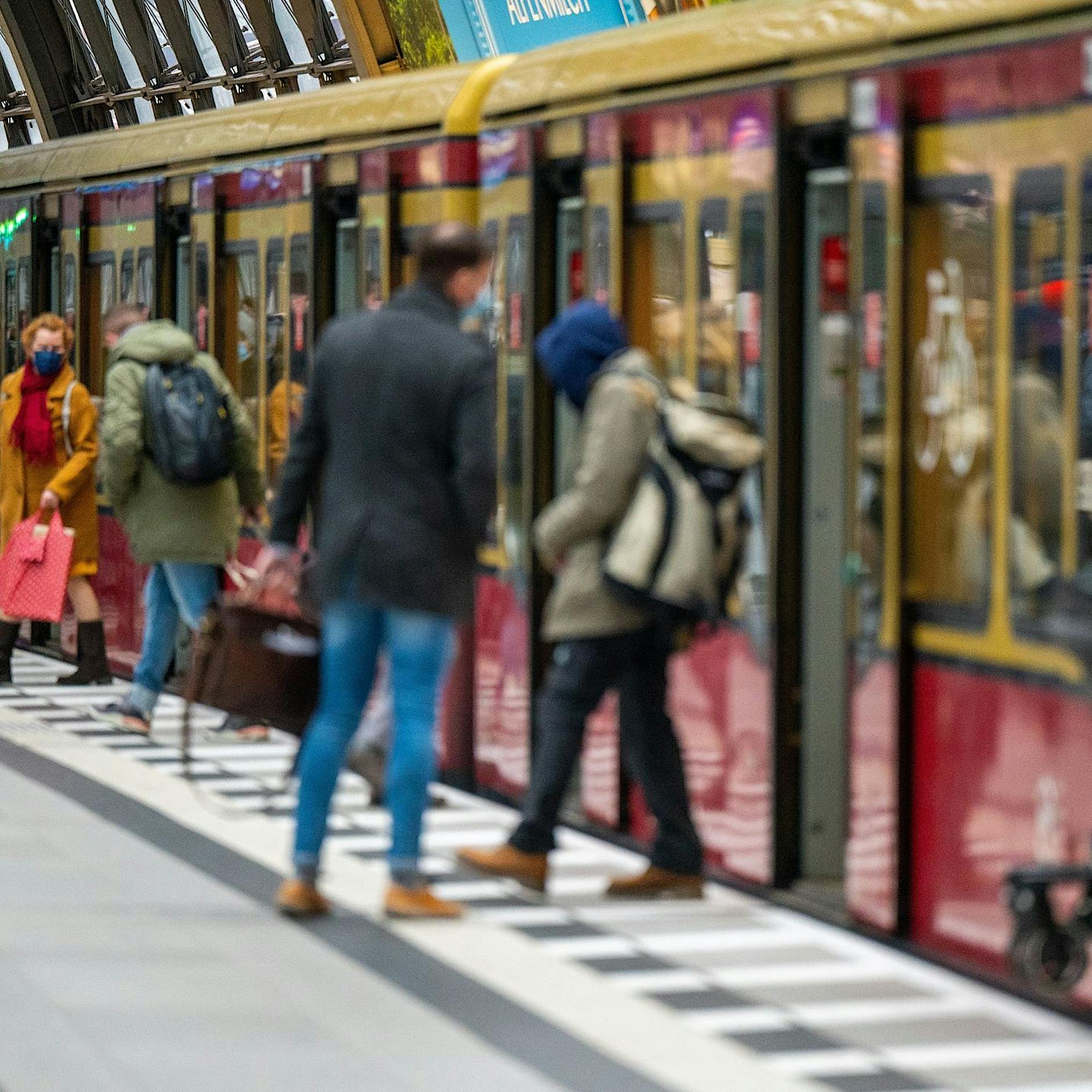 Berlin: Exhibitionist entblößt sich in S-Bahn, Mann zieht Notbremse
