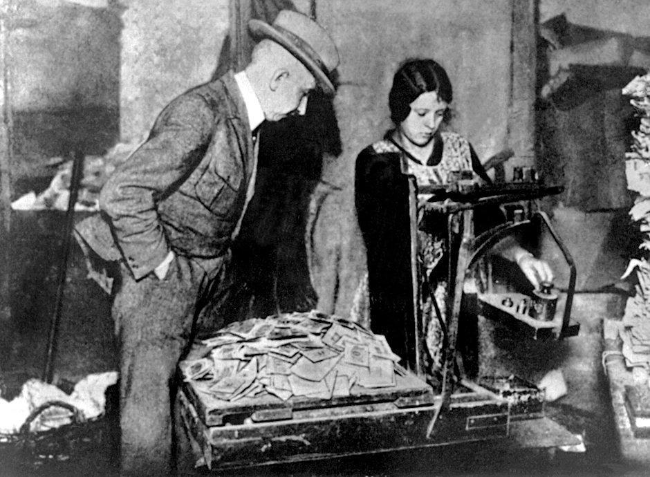 Geldscheine zählen? Im Jahr 1923, zum Höhepunkt der Hyperinflation, wurden die Banknoten praktischerweise abgewogen. Nationale Bankrotte kommen immer wieder vor, selbst in der Geschichte einst ruhmvoller Reiche.