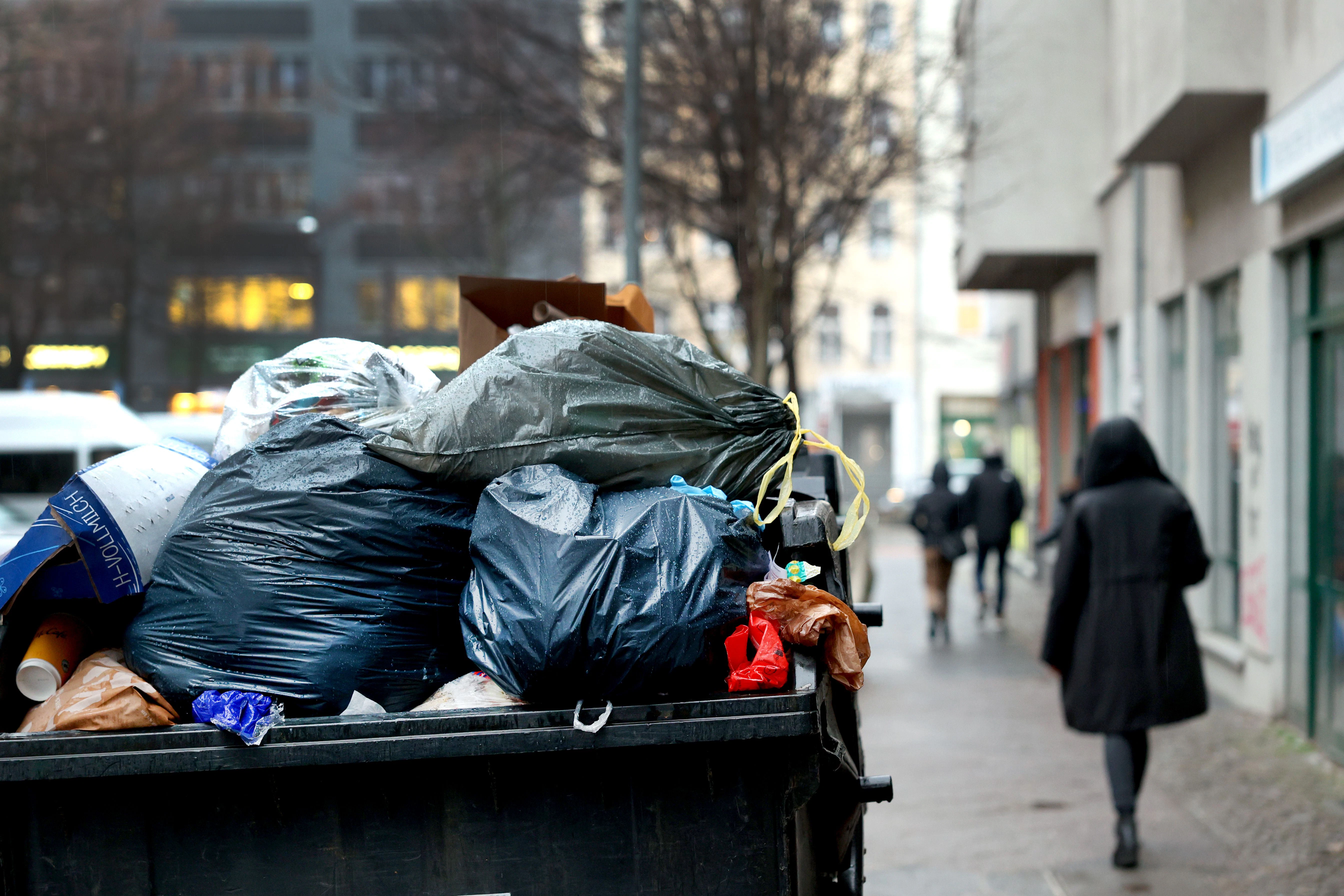 Nur verzögert kann der Müll in Berlin abgeholt werden.