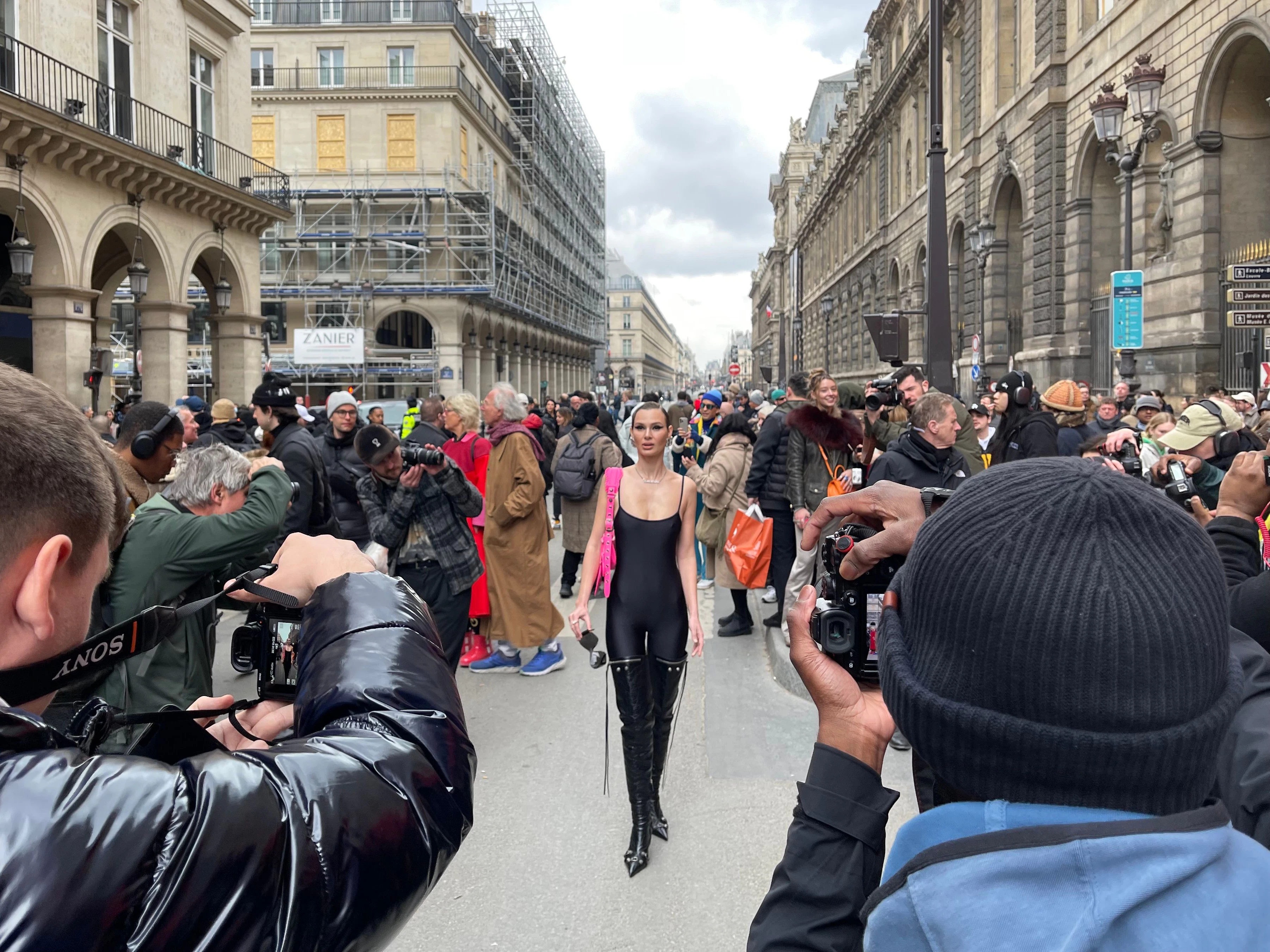 Das ukrainische Model Lilia Zeldis legt vor der Balenciaga-Show mit ihrem Auftritt den Verkehr lahm.