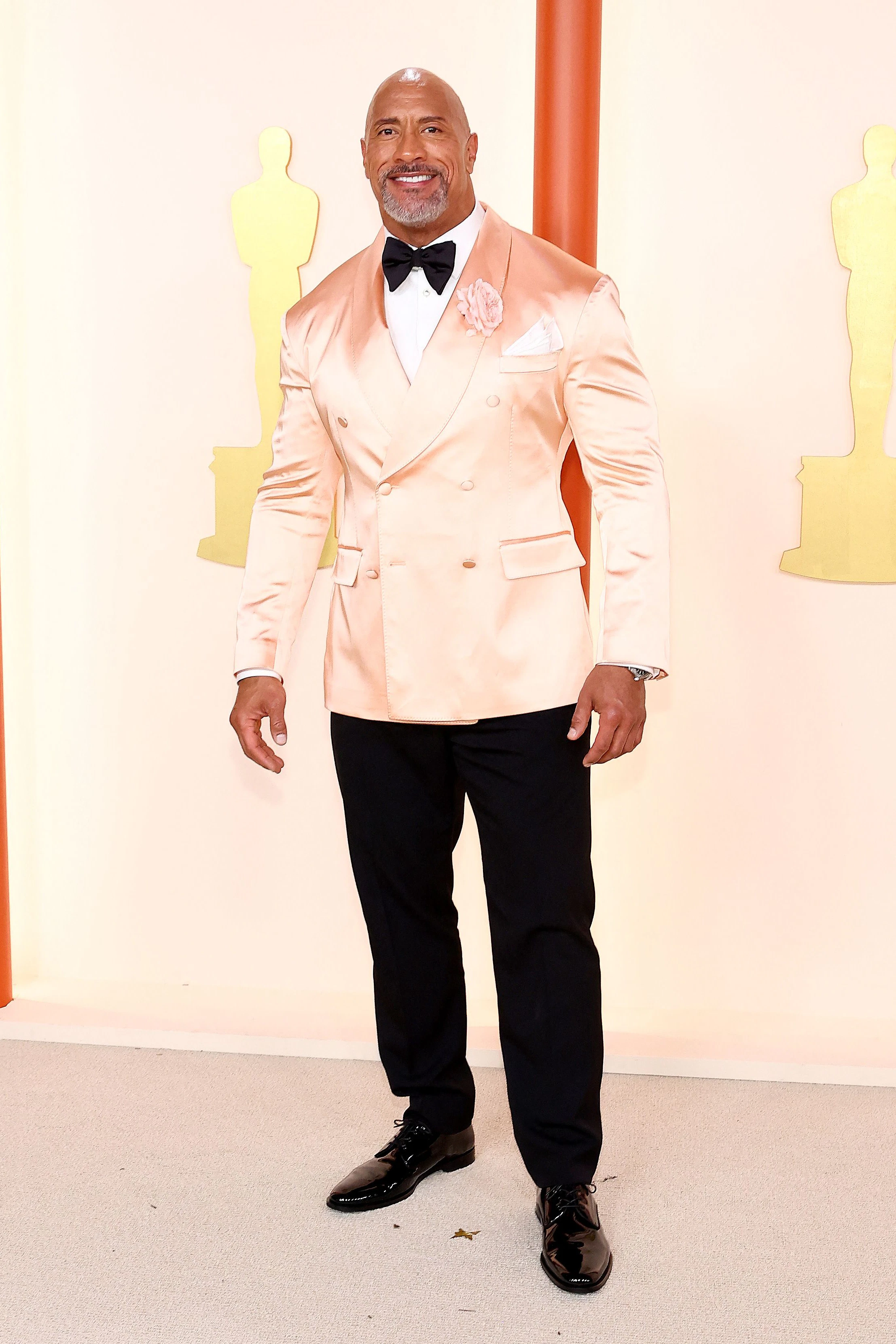 <strong>Flop:</strong> Eigentlich ist die Farbe ja gar nicht so schlecht. Zum Hautton Dwayne Johnsons will sie allerdings nicht so recht passen: Dieser beißt sich einfach mit der Pfirsichfarbe. Mal abgesehen davon hätte der als „The Rock“ bekannte Schauspieler gern ein etwas lockerer geschnittenes Jackett wählen dürfen. So wirkt’s doch ein bisschen arg reingeschossen.