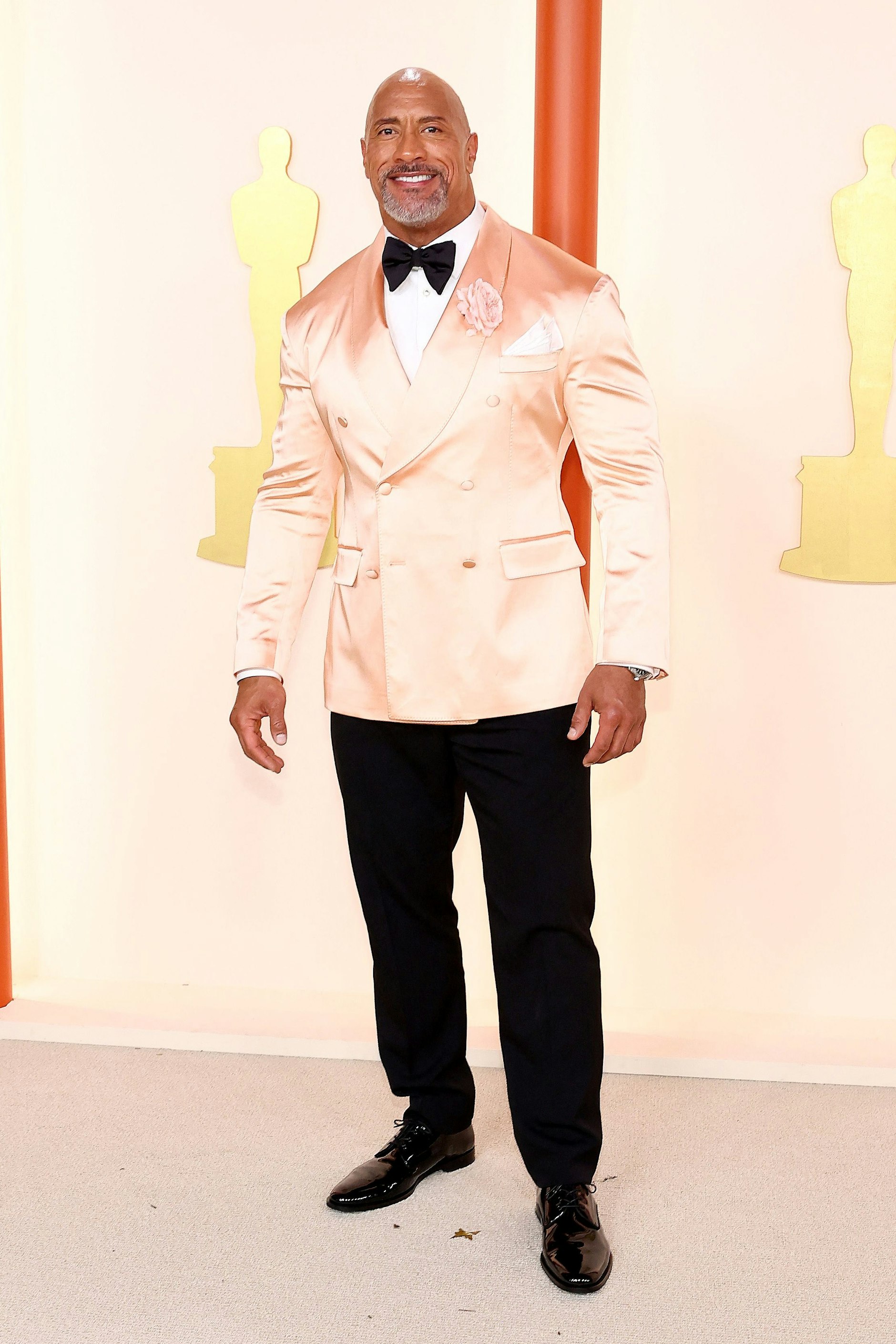 <strong>Flop:</strong> Eigentlich ist die Farbe ja gar nicht so schlecht. Zum Hautton Dwayne Johnsons will sie allerdings nicht so recht passen: Dieser beißt sich einfach mit der Pfirsichfarbe. Mal abgesehen davon hätte der als „The Rock“ bekannte Schauspieler gern ein etwas lockerer geschnittenes Jackett wählen dürfen. So wirkt’s doch ein bisschen arg reingeschossen.