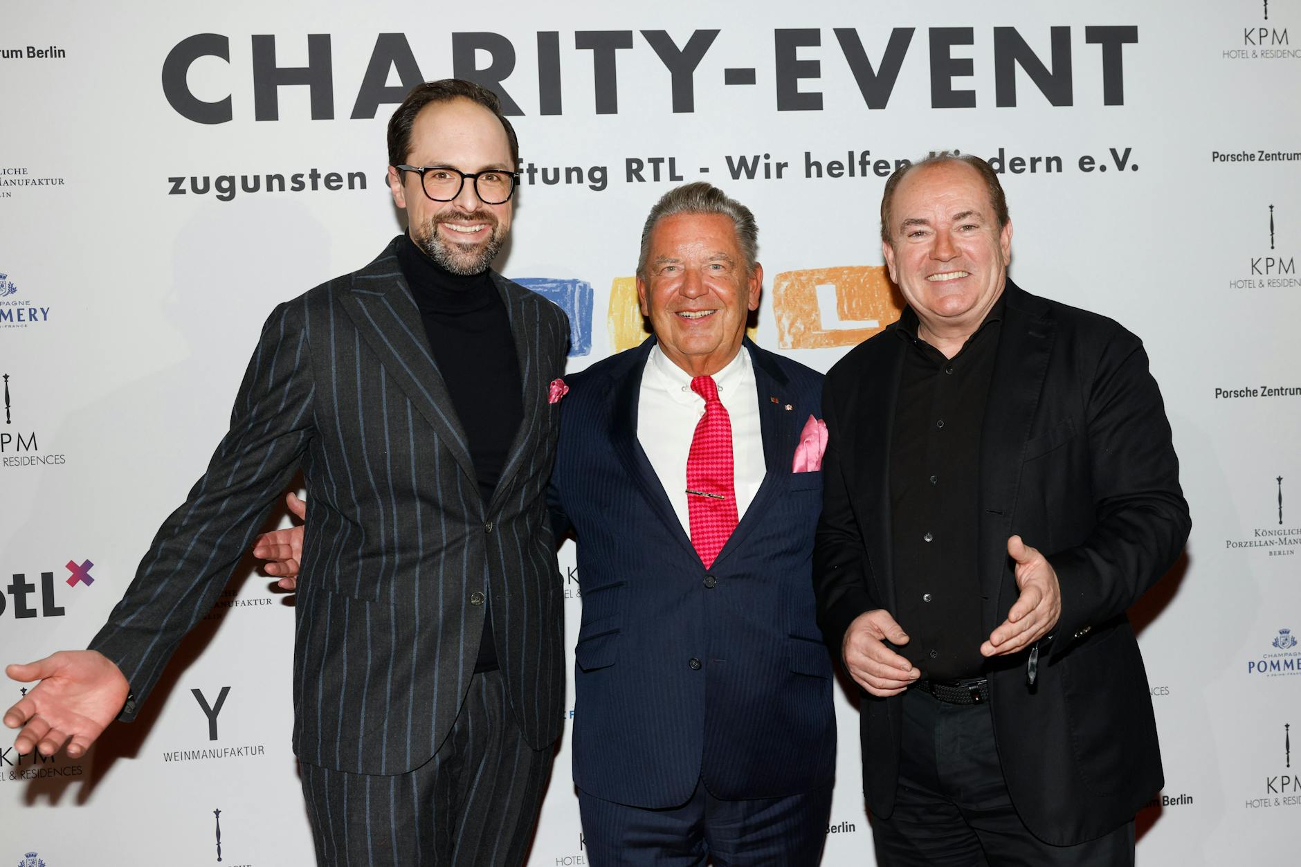 RTL-Moderator Wolfram Kons (r.), KPM-Chef Jörg Woltmann (m.) und Gastgeber Tobias Berghäuser vom KPM Hotel Berlin beim Charity- Event zugunsten für die Erdbebenopfer in der Türkei und Syrien.