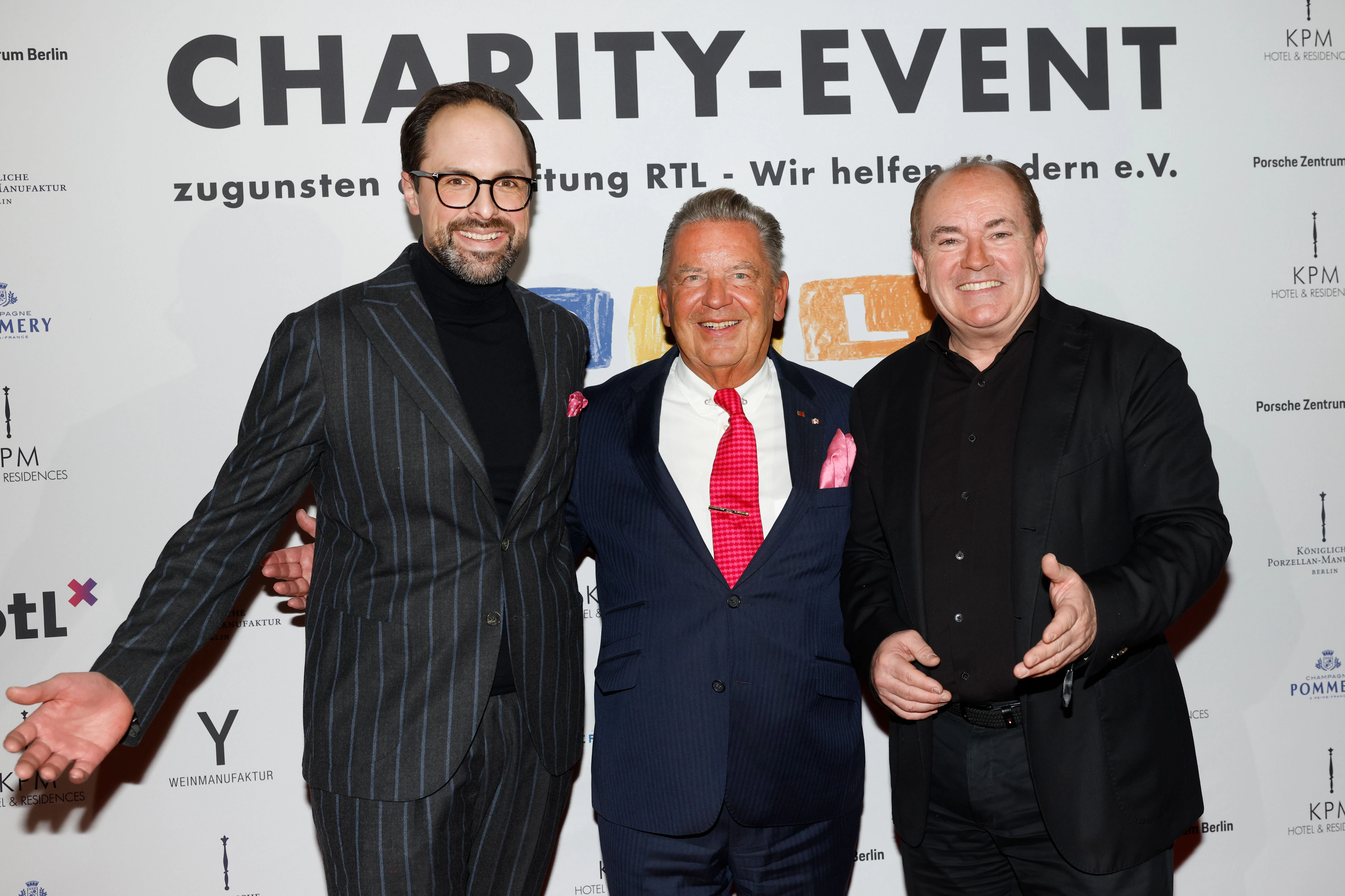 RTL-Moderator Wolfram Kons (r.), KPM-Chef Jörg Woltmann (m.) und Gastgeber Tobias Berghäuser vom&nbsp;KPM Hotel Berlin&nbsp; beim Charity- Event zugunsten für die Erdbebenopfer in der Türkei und Syrien.
