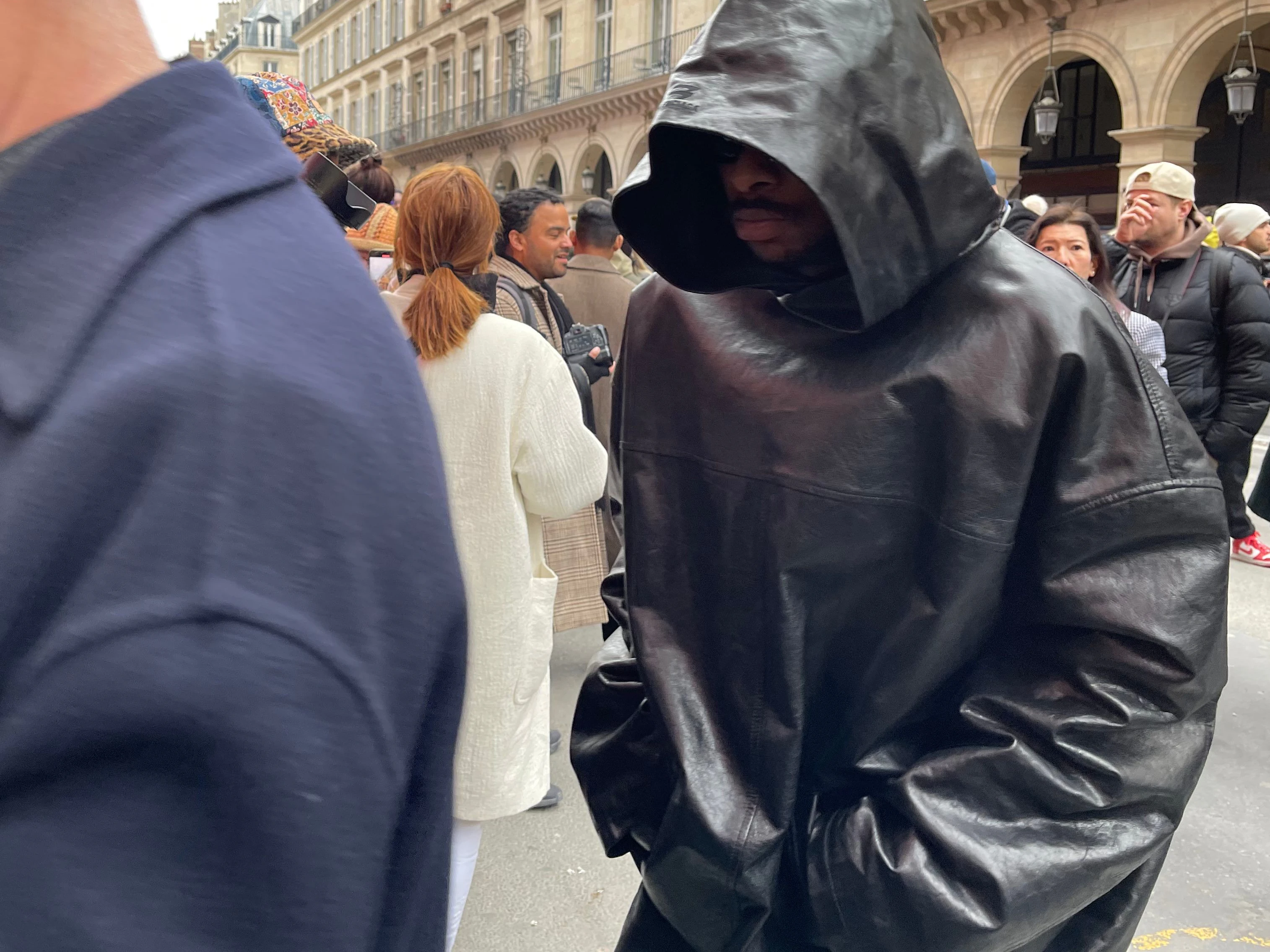 Versteckt sich im Leder-Hoody. Wer mag das sein?