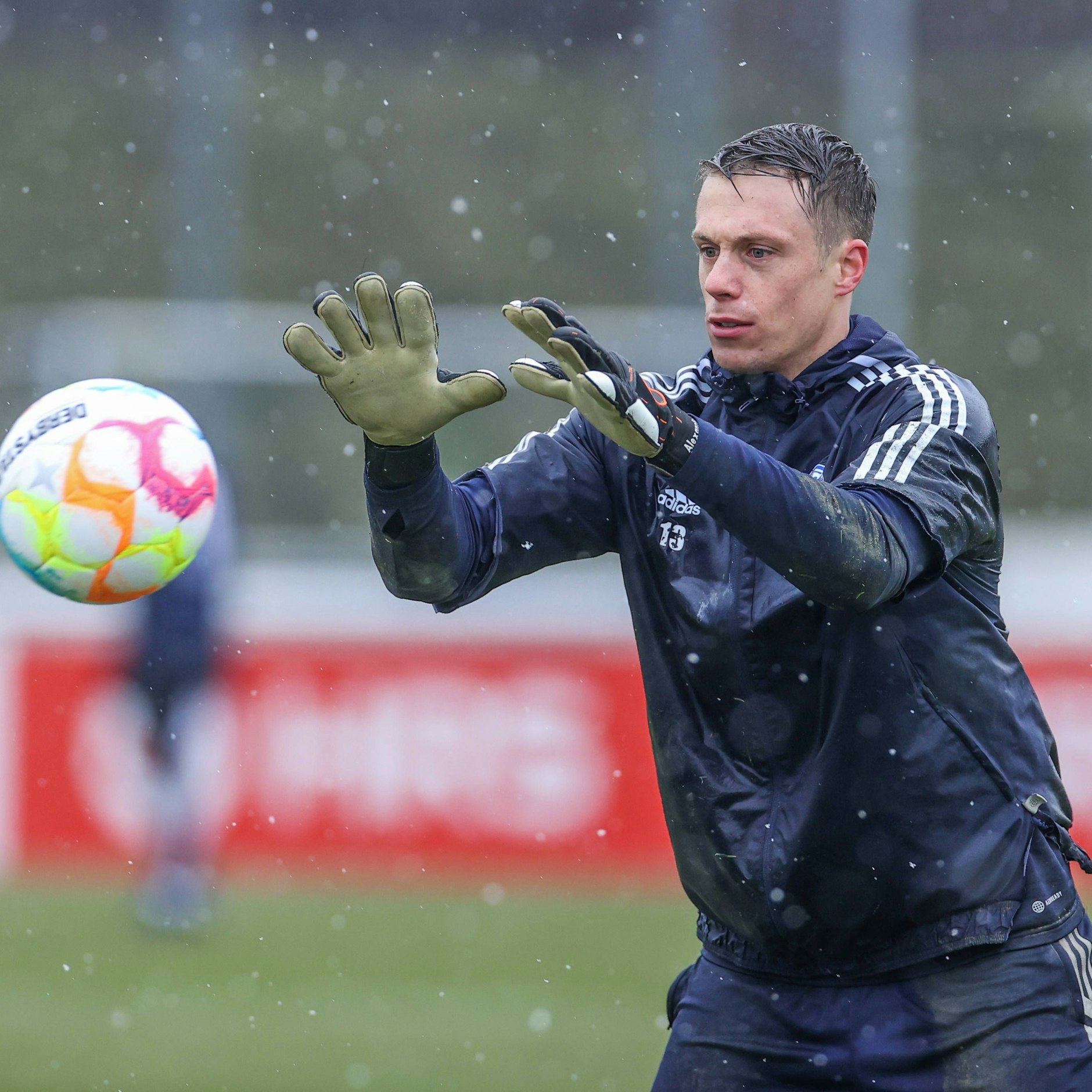 Torwart Alexander Schwolow steht bei Schalke im Regen. Er verlor seinen Stammplatz in der Winterpause.