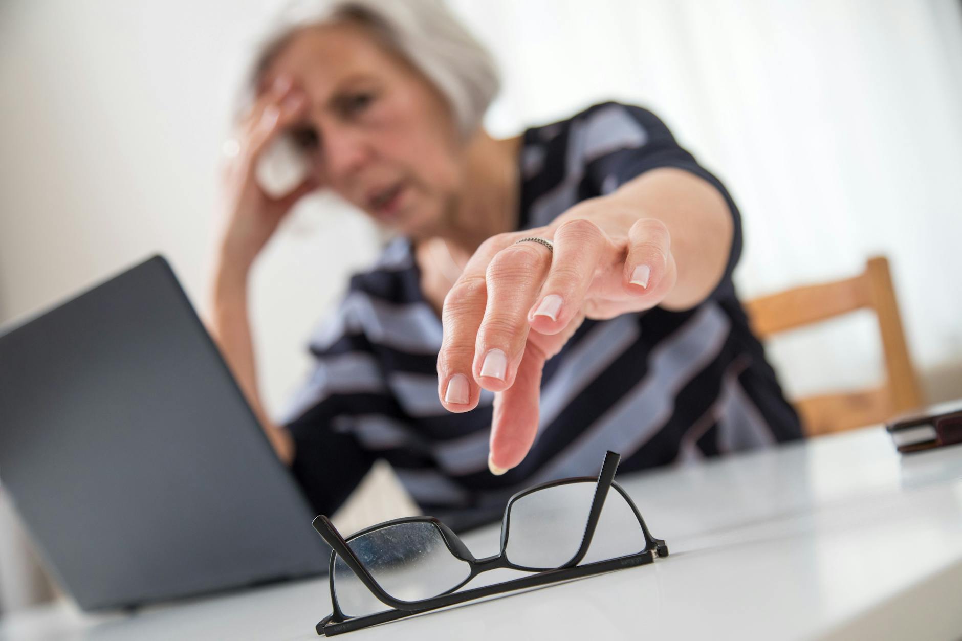 Wenn Sie täglich viel Zeit vor dem Rechner verbringen, sollten Sie über den Kauf einer Bildschirmbrille nachdenken. 