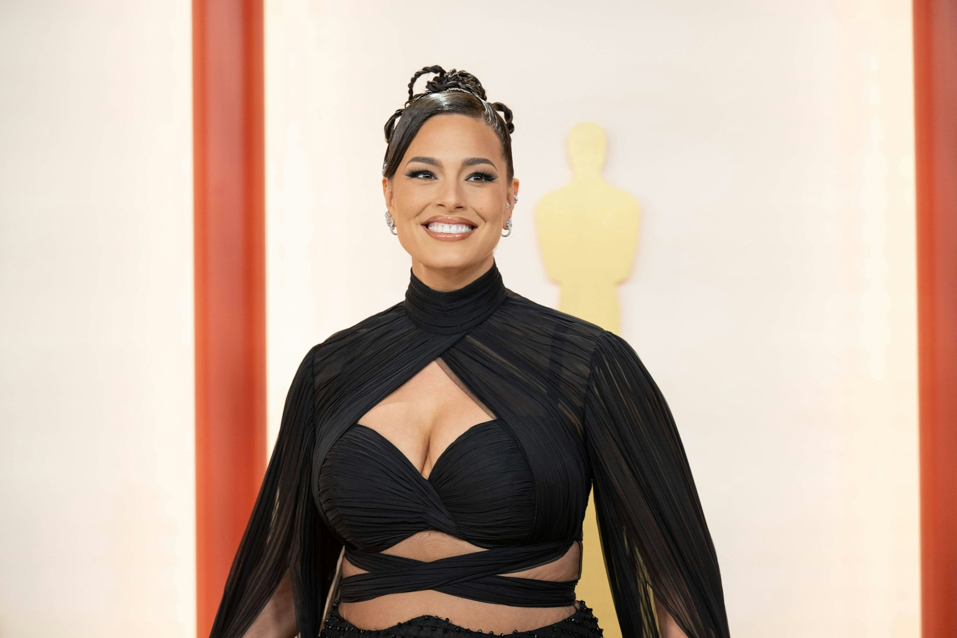 Ashley Graham reagiert auf Hugh Grants Unhöflichkeit bei den Oscars.