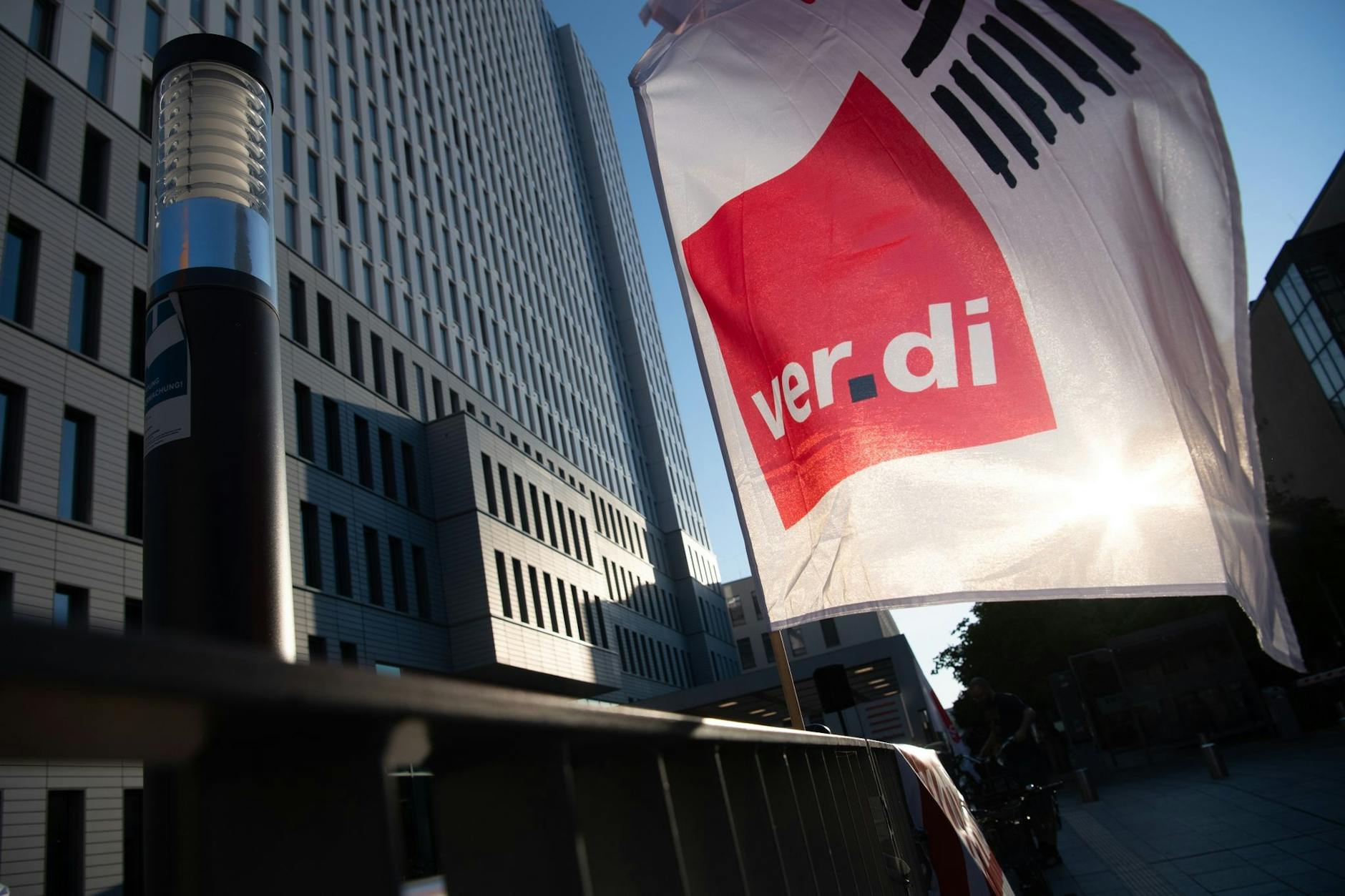 Eine Fahne der Gewerkschaft Verdi weht vor dem Bettenhaus der Charité.