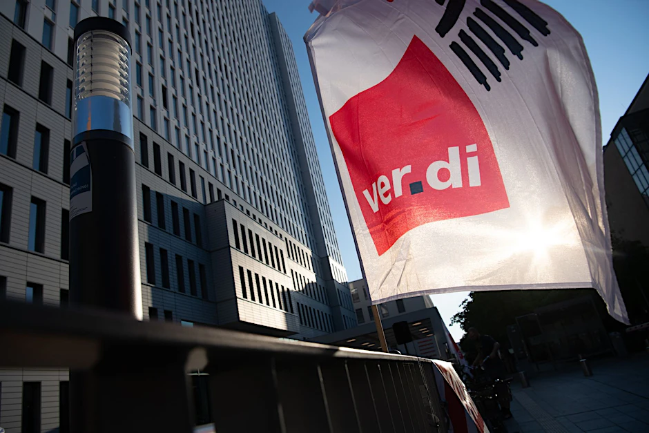 Eine Fahne der Gewerkschaft Verdi weht vor dem Bettenhaus der Charité.