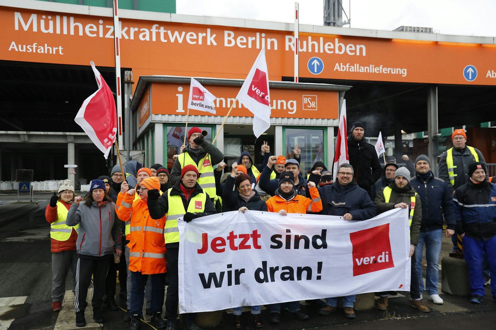 Warnstreik bei der BSR - hier vor dem Müllheizkraftwerk in der vergangenen Woche: Die Gewerkschaft Verdi kündigt bereits den nächsten Ausstand an. 