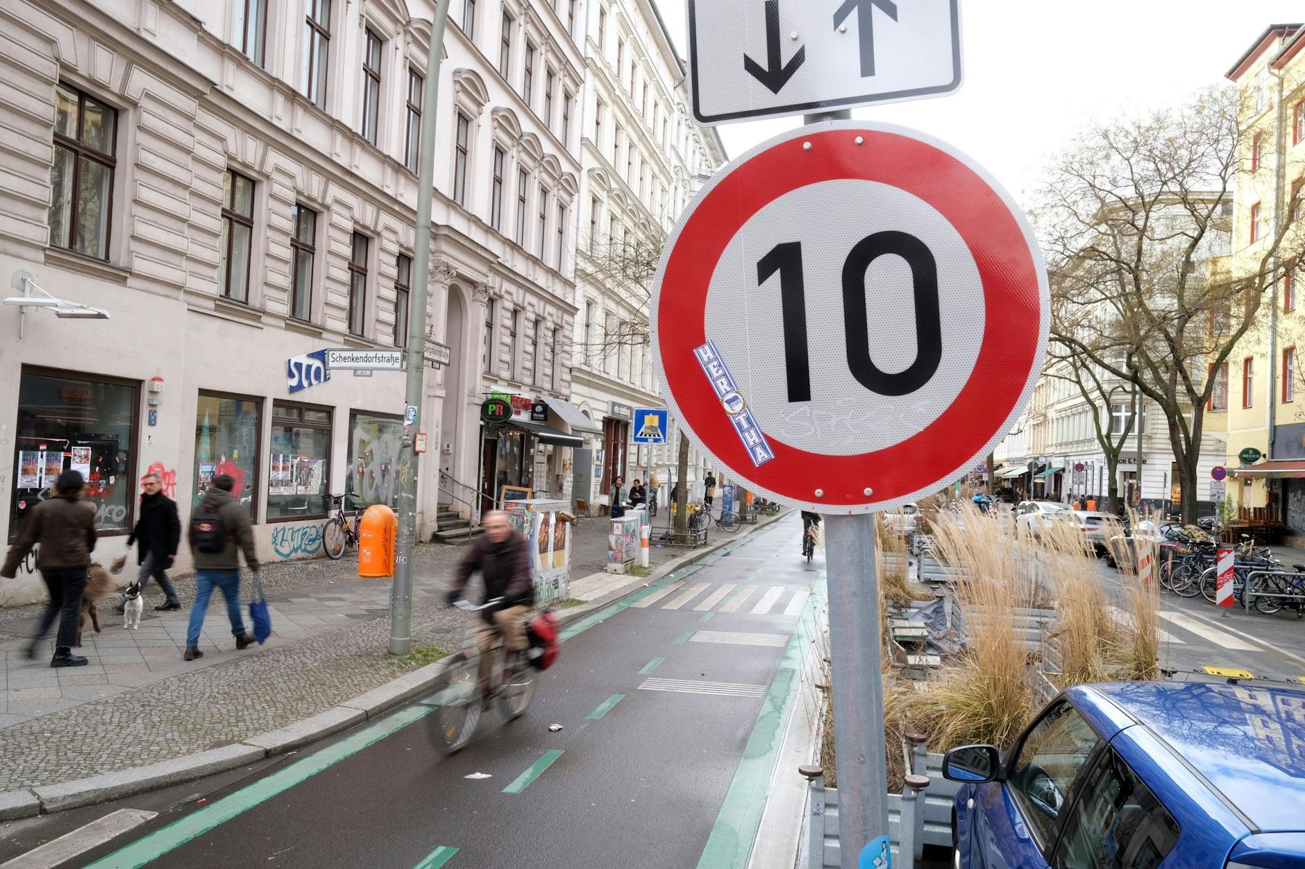 Tempo 10 auf dem Radweg – und daneben eine Einbahnstraße. Was das Bezirksamt in der Kreuzberger Bergmannstraße geschaffen hat, stößt immer wieder auf Kritik.