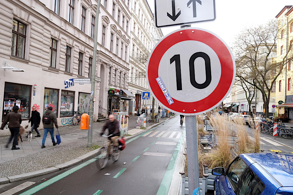 Tempo 10 auf dem Radweg – und daneben eine Einbahnstraße. Was das Bezirksamt in der Kreuzberger Bergmannstraße geschaffen hat, stößt immer wieder auf Kritik.