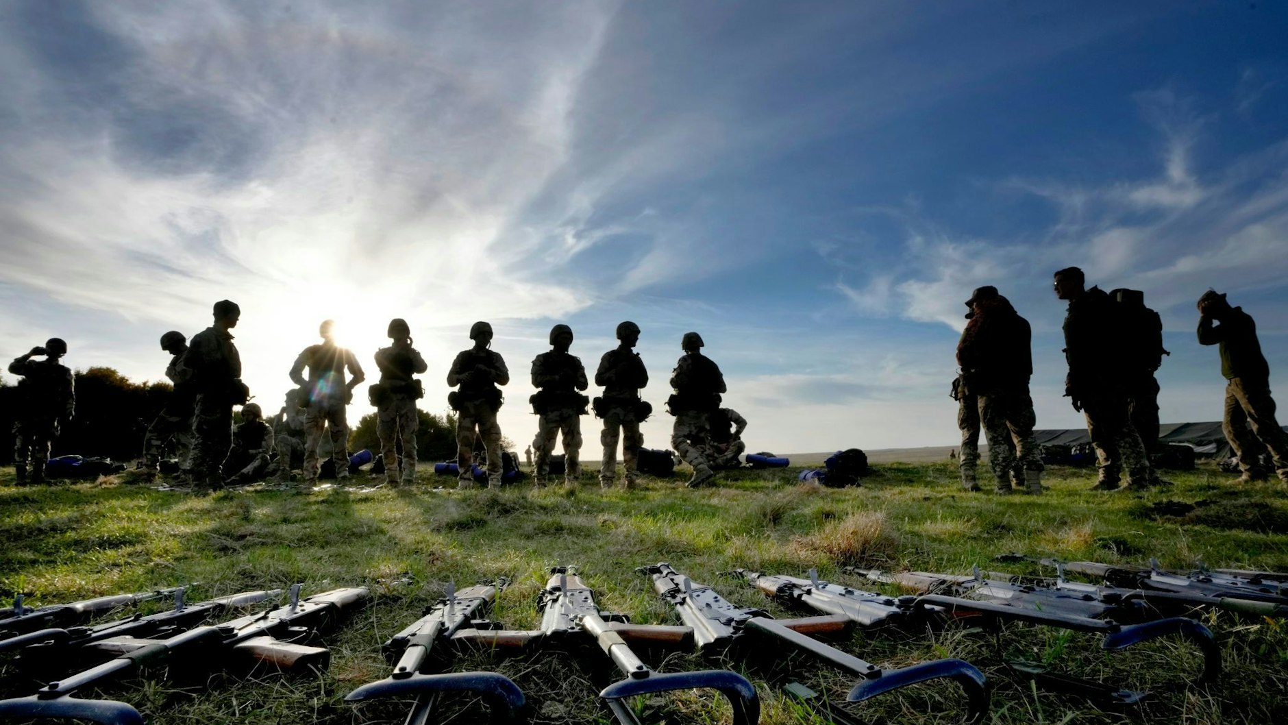 Ukrainische Soldaten legen während der Ausbildung auf einer Militärbasis der britischen Streitkräfte in Südengland eine Pause ein.