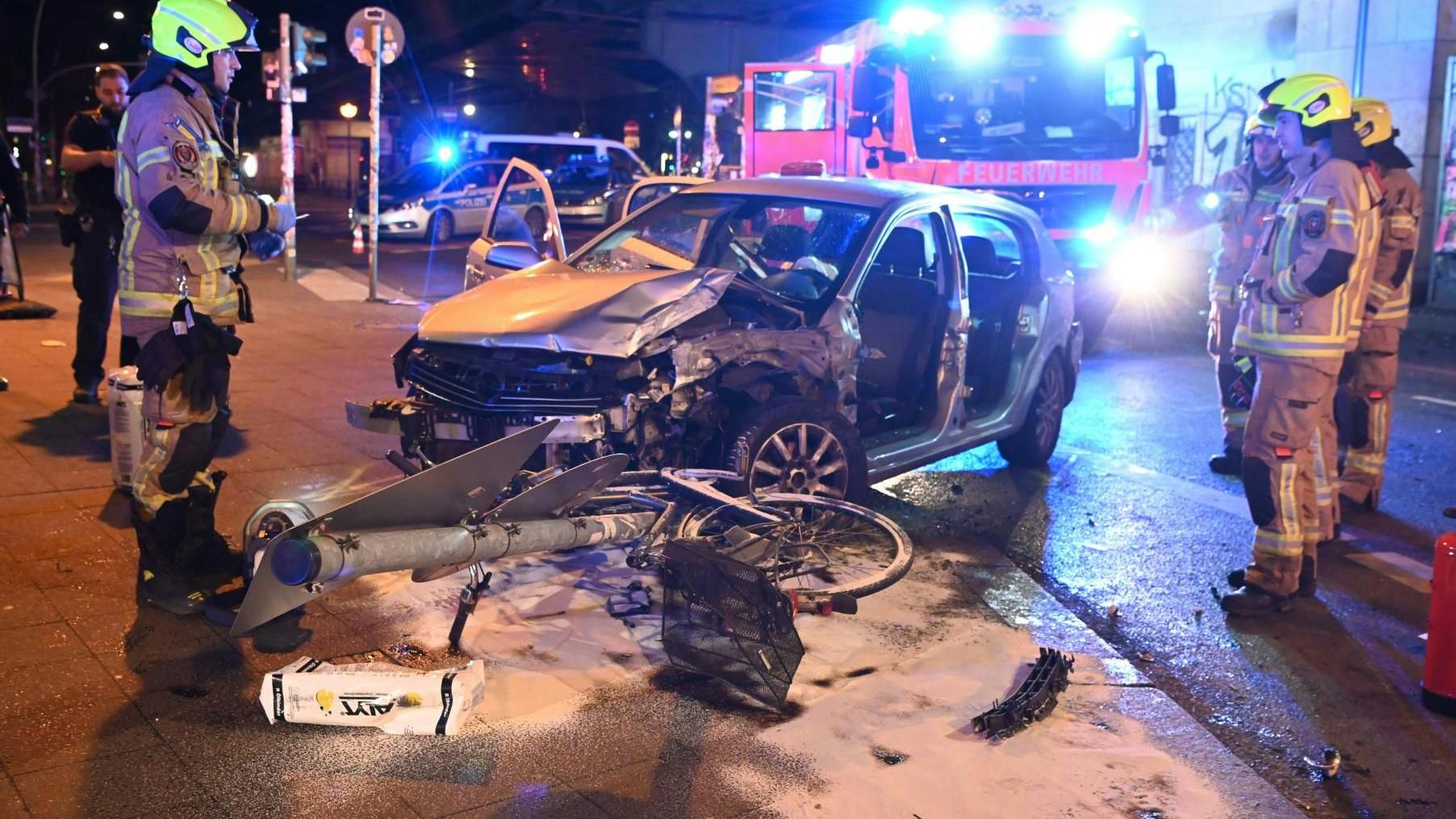 Schönhauser Allee: Rettungskräfte haben den Fahrer aus dem Wrack befreit.