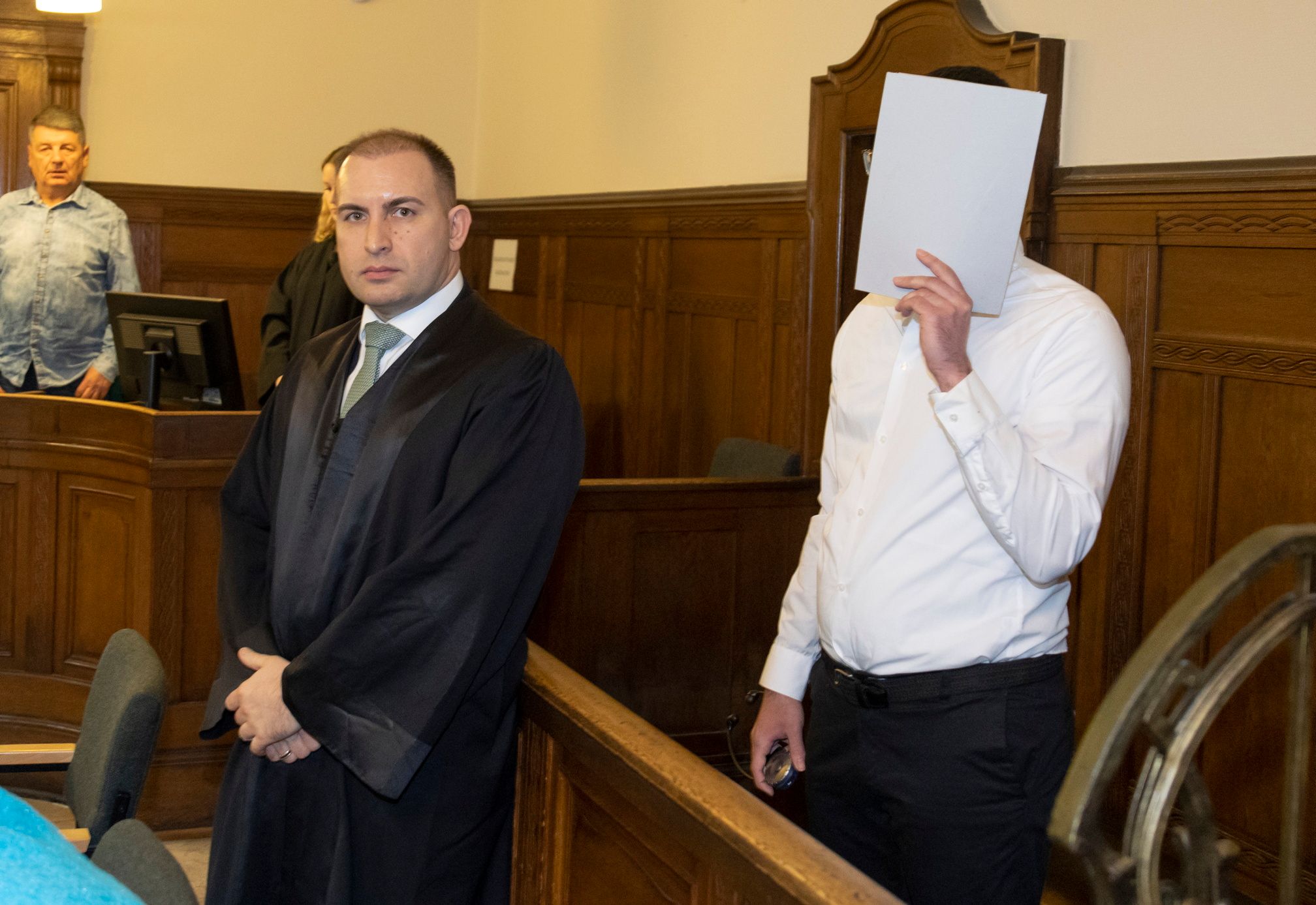 Musterstudent soll Fahrgast den Hals aufgeschlitzt haben. Jetzt steht er in Berlin vor Gericht