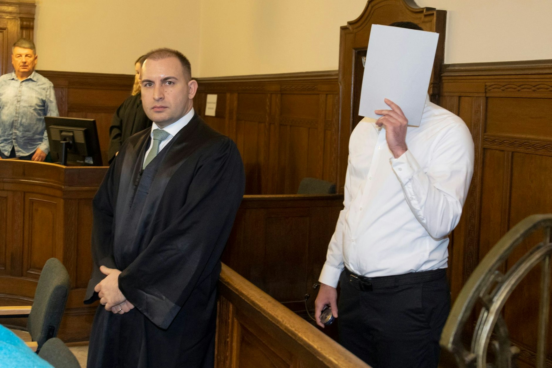 Der Angeklagte steht neben seinem Anwalt in Berlin vor Gericht.